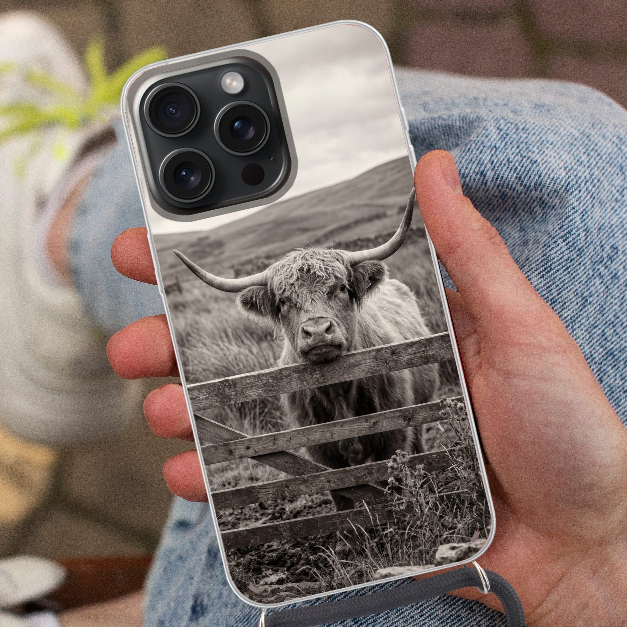 MuchoWow Handyhülle für Apple iPhone 15 Pro Max Schottischer Highlander - Schwarz - Weiß -, Tragbare Handyhüllen mit Kette zum umhängen, Handykette Handyband