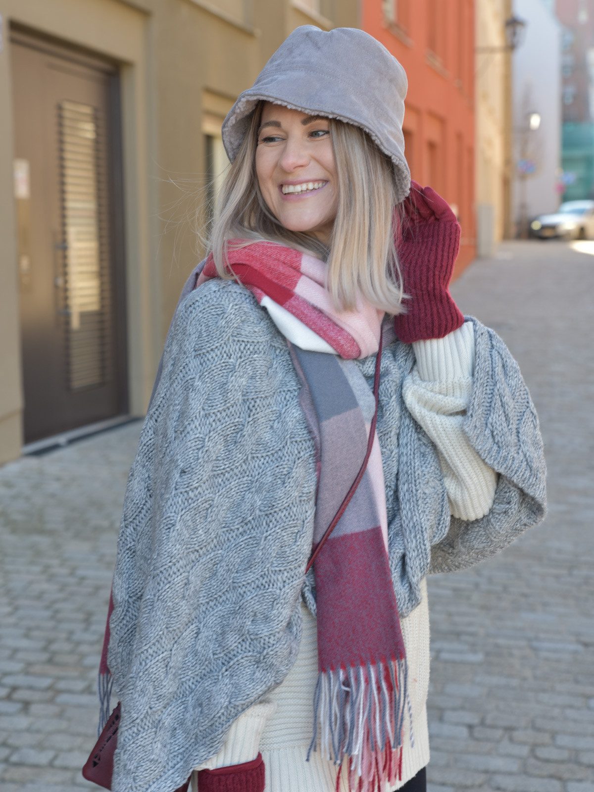 styleBREAKER Modeschal Weicher karierter Schal mit Fransen, (1-St)