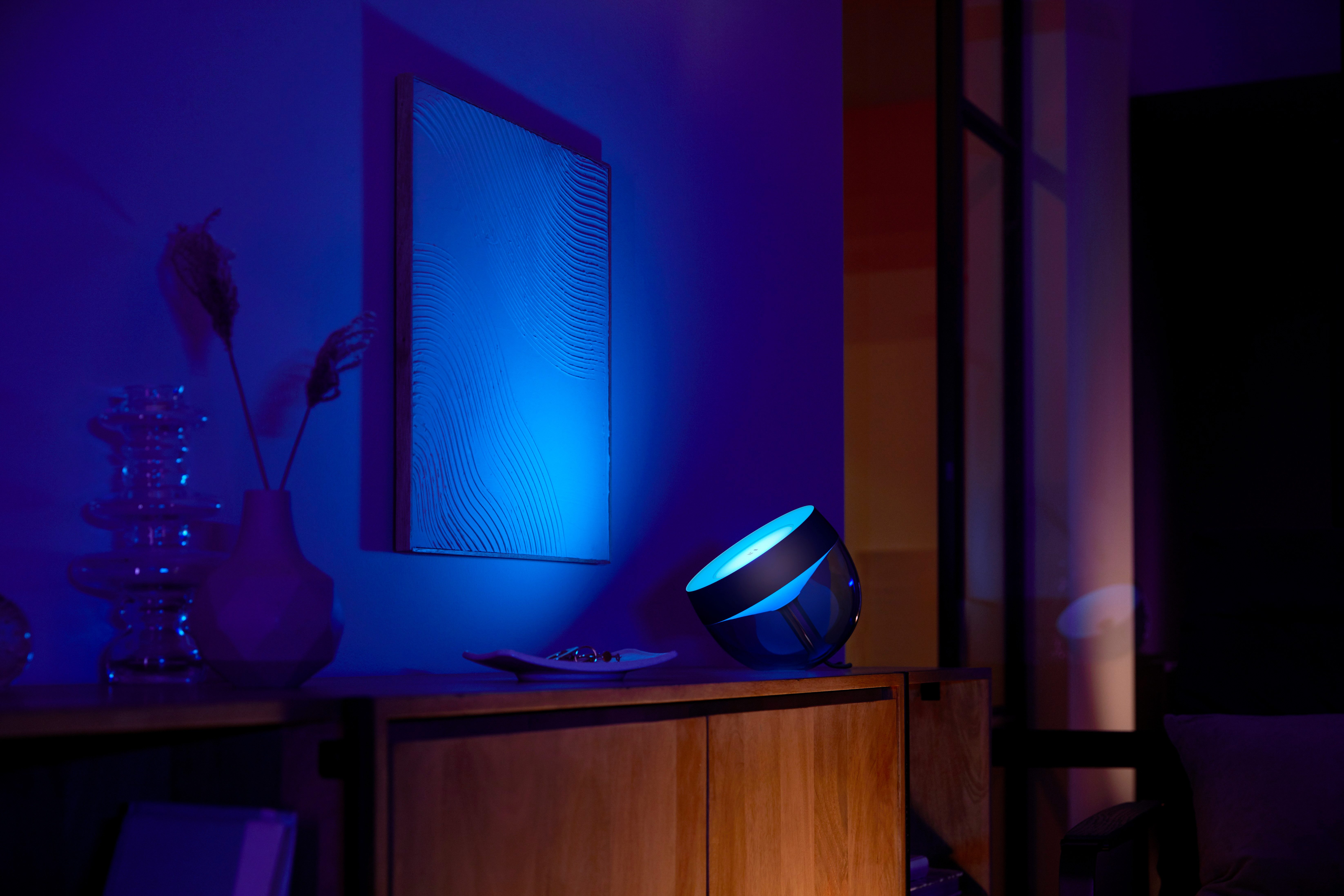 Philips Hue LED Tischleuchte White & Color Ambiance Iris schwarz, Abschaltautomatik, Bluetooth, CCT - über Fernbedienung, Dimmfunktion, Einschlafhilfe, Farbsteuerung, Farbwechsel, Memory, nach Trennung vom Netz, Nachtlichtfunktion, RGB, Smart Home, Timerfunktion, Weckerfunktion, dimmbar über Fernbedienung, mehrere Helligkeitsstufen, LED fest integriert, Farbwechsler, RGB, warmweiß - kaltweiß, Steuerbar per App und Stimme, Smart Home fähig, Farbfähig und Weißtöne