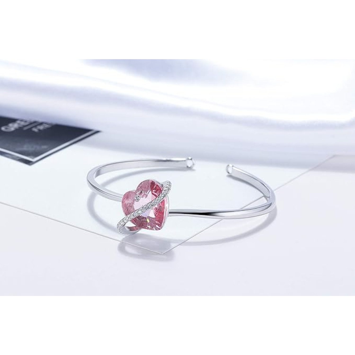 Lisandra Scott Armreif verstellbar mit funkelnden Herz Stein Kristallen - Armband für Damen, Funkelnder Herz-Armreif – verstellbar, edel & ideal als Geschenk