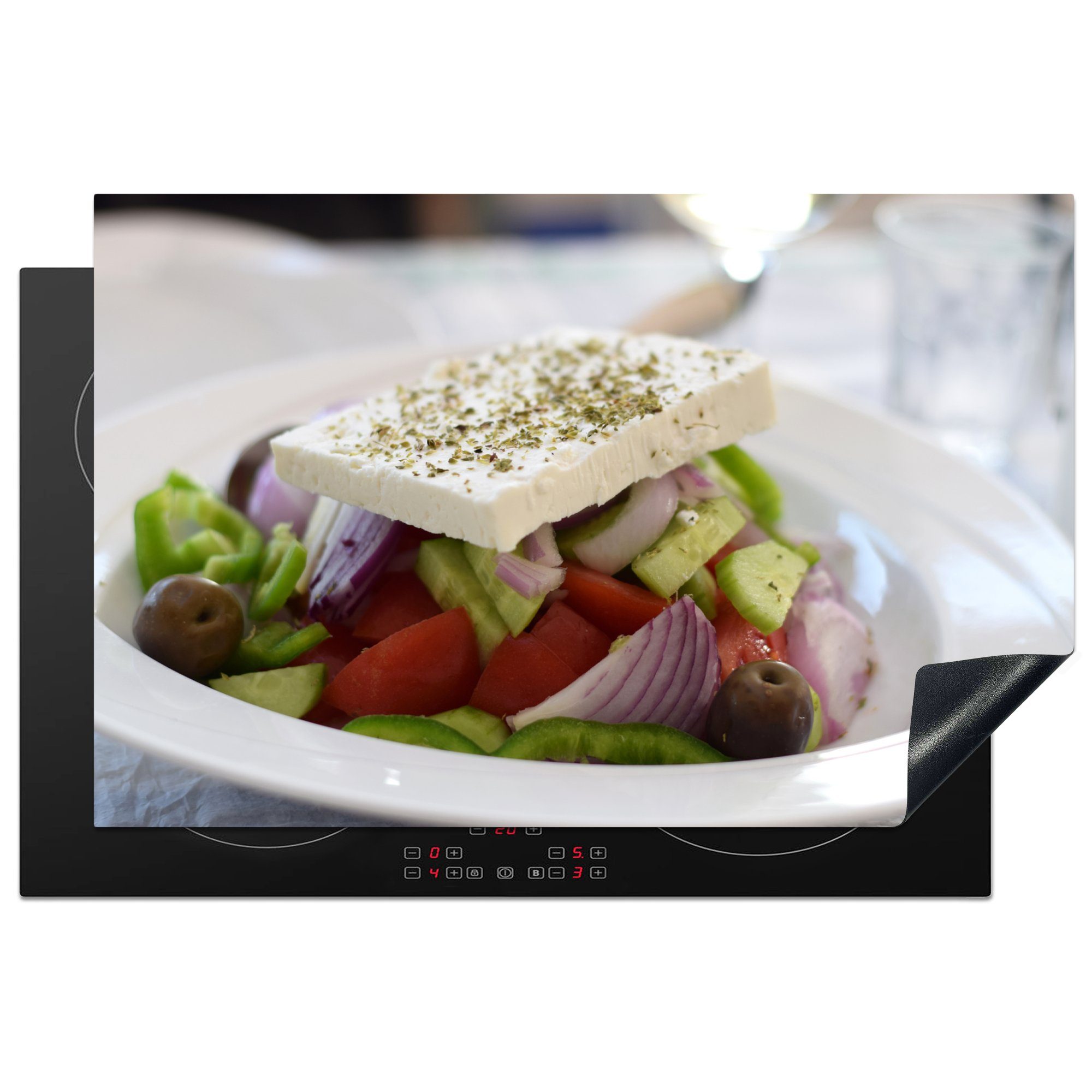 MuchoWow Herdblende-/Abdeckplatte Nahaufnahme eines griechischen Salats auf einem weißen Teller, Vinyl, (1 tlg), 81x52 cm, Induktionskochfeld Schutz für die küche, Ceranfeldabdeckung