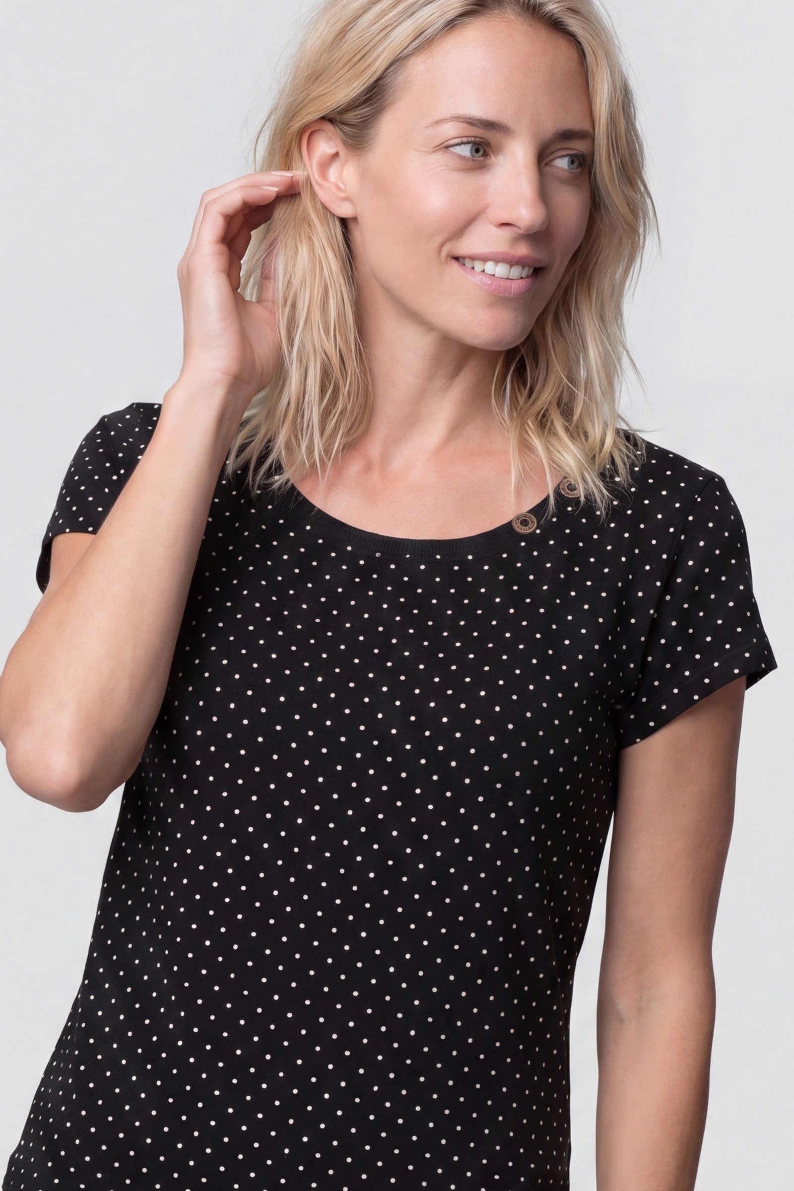 Alife & Kickin Rundhalsshirt Kurzarm mit Polka-Dot-Allover-Print, Scoop-Neck und Rippbund – Bild 4 von 5
