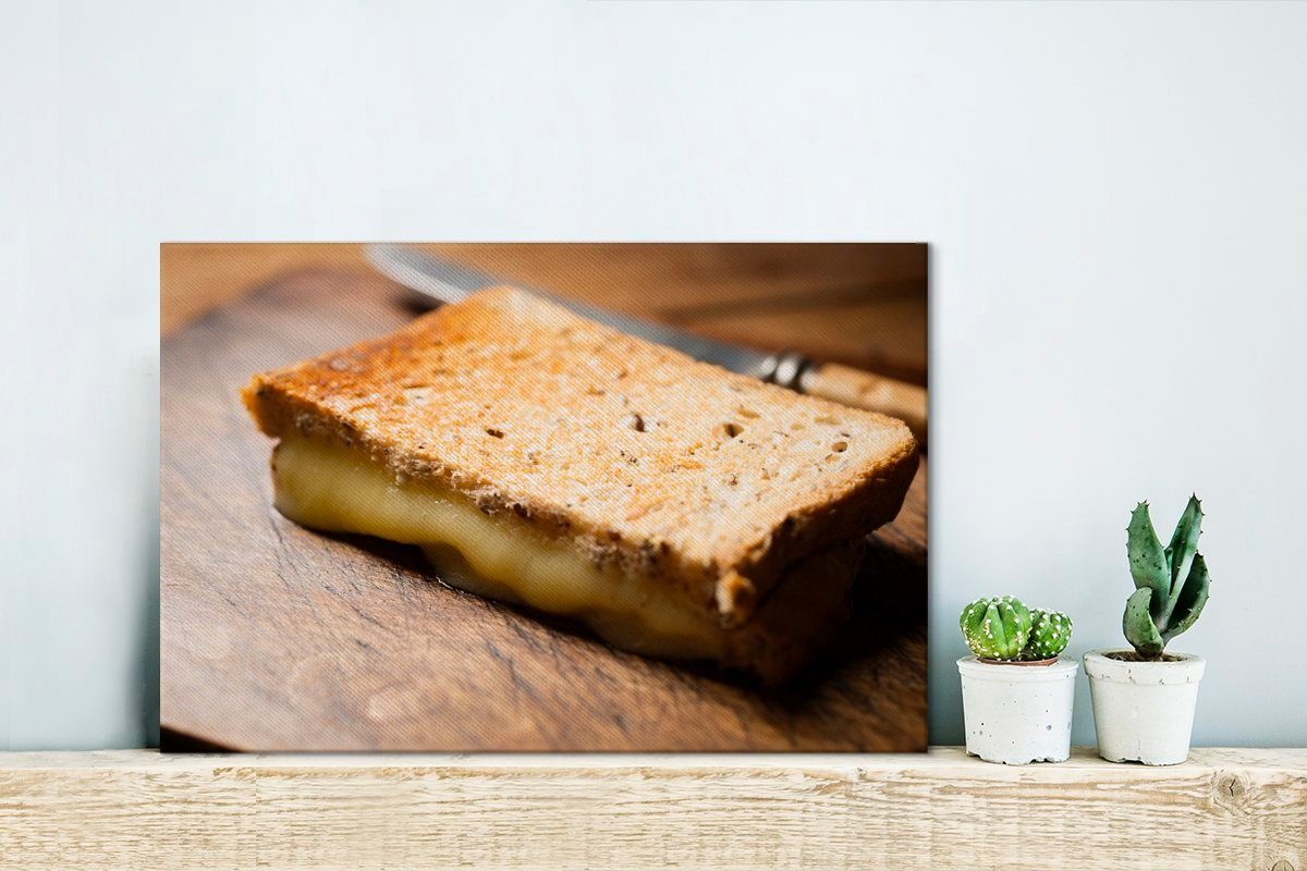 einem (1 30x20 mit Käse Toast Wanddeko, Schneidebrett, cm St), OneMillionCanvasses® Aufhängefertig, Leinwandbilder, auf Wandbild Leinwandbild geschmolzenem