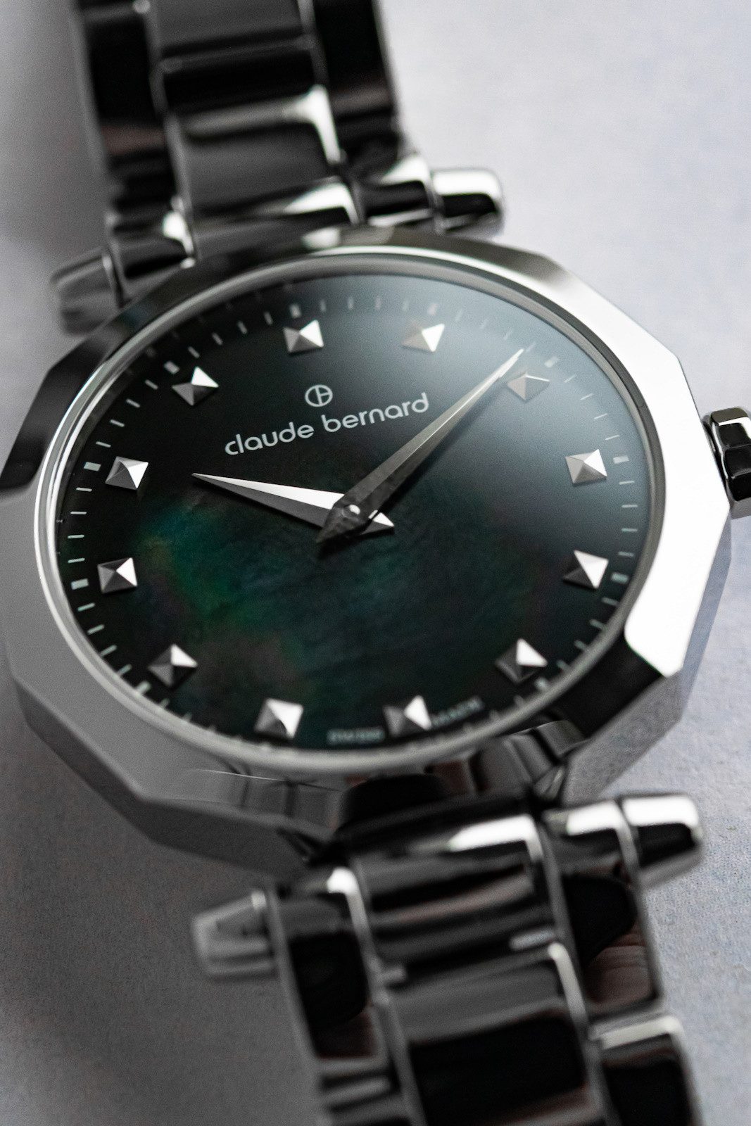 CLAUDE BERNARD Schweizer Uhr Dress Code