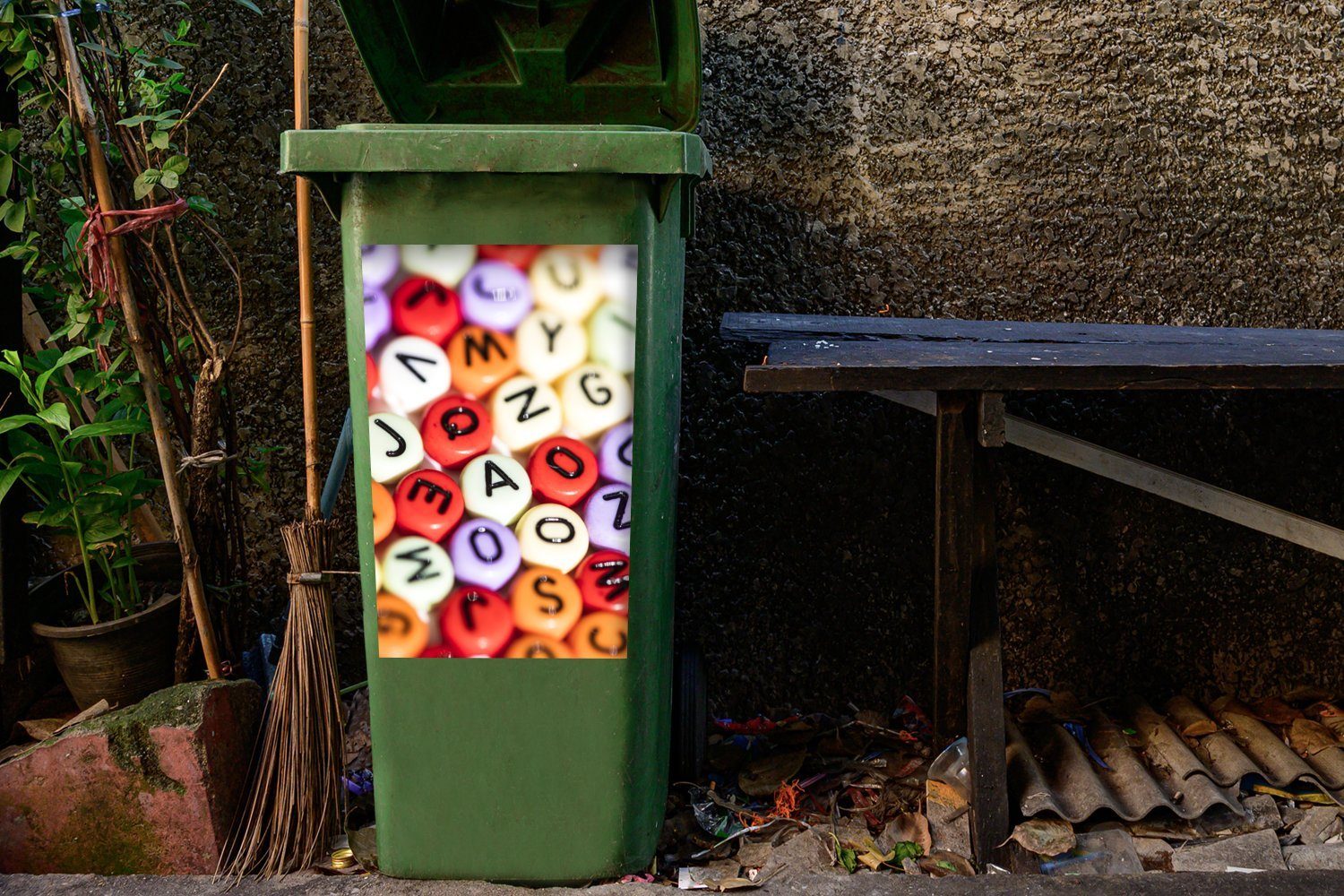 Buchstaben MuchoWow Die Alphabets Wandsticker Perlen auf Sticker, des Mülltonne, Mülleimer-aufkleber, Container, St), Abfalbehälter (1