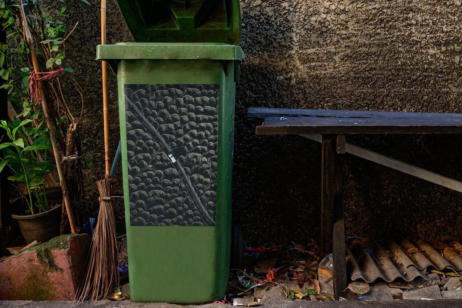 Lanzarote, der MuchoWow (1 Spanien, Weinberge Sticker, aus Vogelperspektive Mülleimer-aufkleber, St), Container, Abfalbehälter Mülltonne, auf Wandsticker
