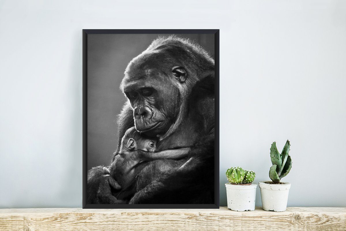 MuchoWow Poster Schwarz-Weiß-Bild einer Baby, Wandposter, Wanddeko, neugeborenen mit (1 Gorillamutter Gerahmtes Poster, Bilder, Schwarzem St), Bilderrahmen ihrem