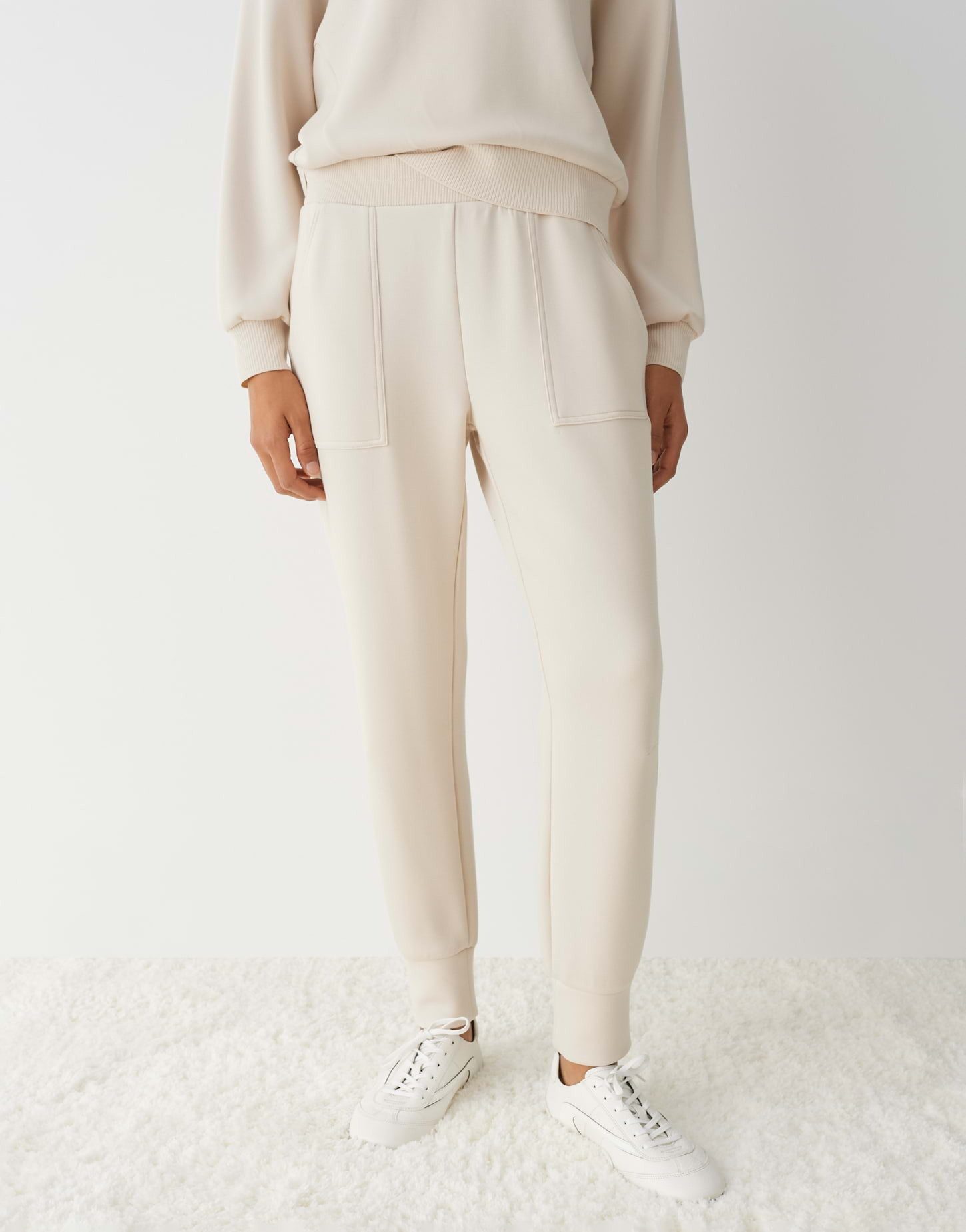 OPUS Stoffhose MYHA CLUB mit samtiger Optik Schmal zulaufendes Bein, angeraute Oberfläche, weicher Griff