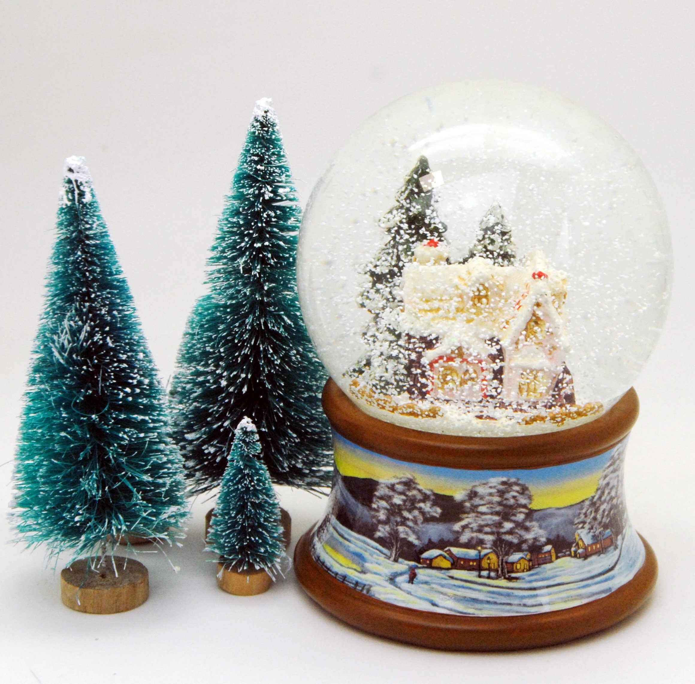 MINIUM-Collection auf cm mit Winterlandschaft 10 Zuckerbäckerhaus Spieluhr braun Sockel Schneekugel