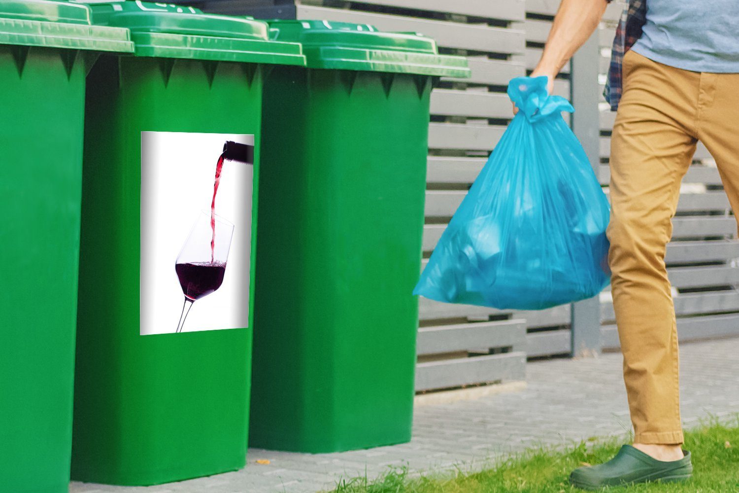 Sticker, Rotwein Weinflasche, Glas gießt Mülleimer-aufkleber, die St), Wandsticker Mülltonne, MuchoWow ins (1 Container, Abfalbehälter