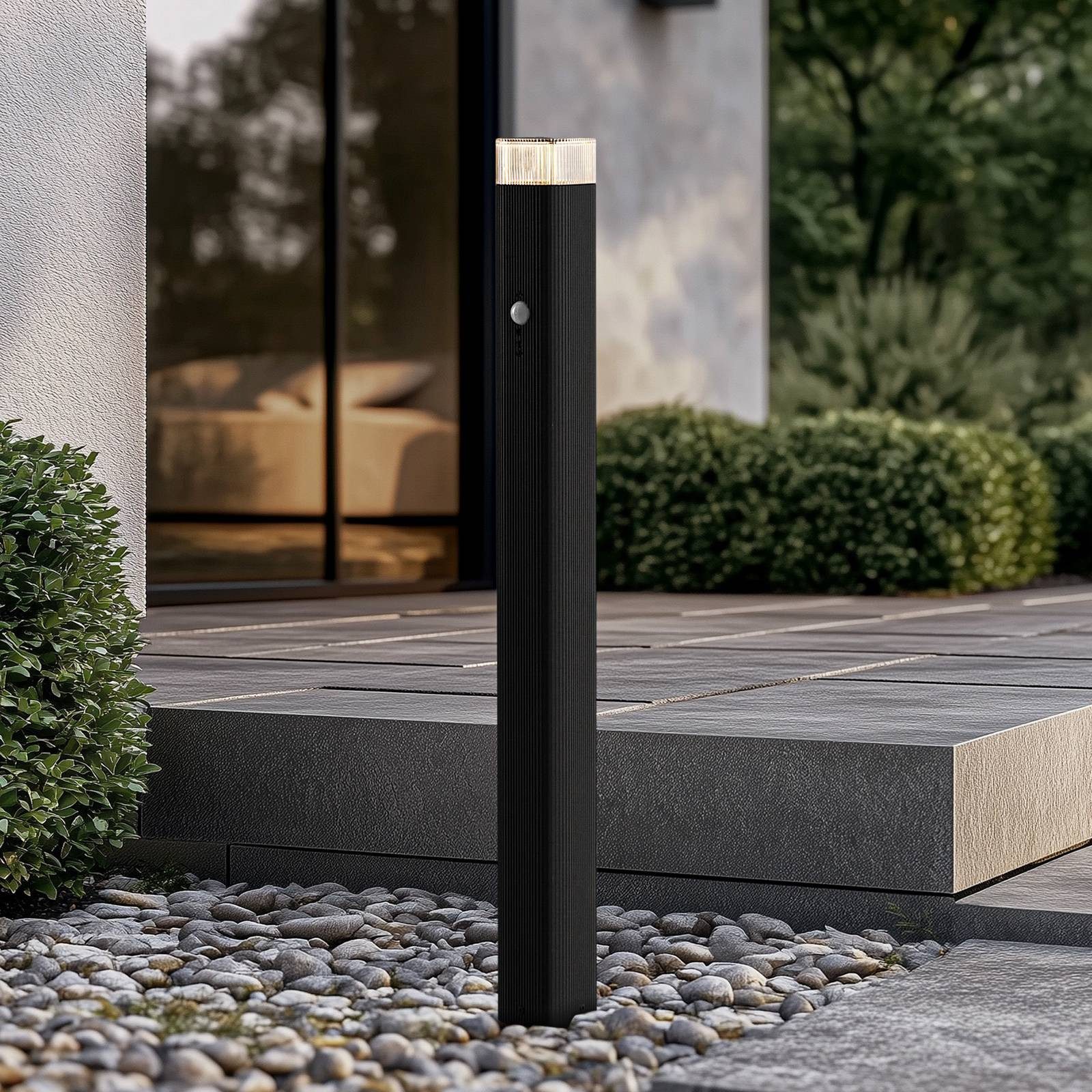 Lindby Außen-Stehlampe Halvar, Metall, Schwarz IP65mit Bewegungsmelder, 1 x 10 W LED