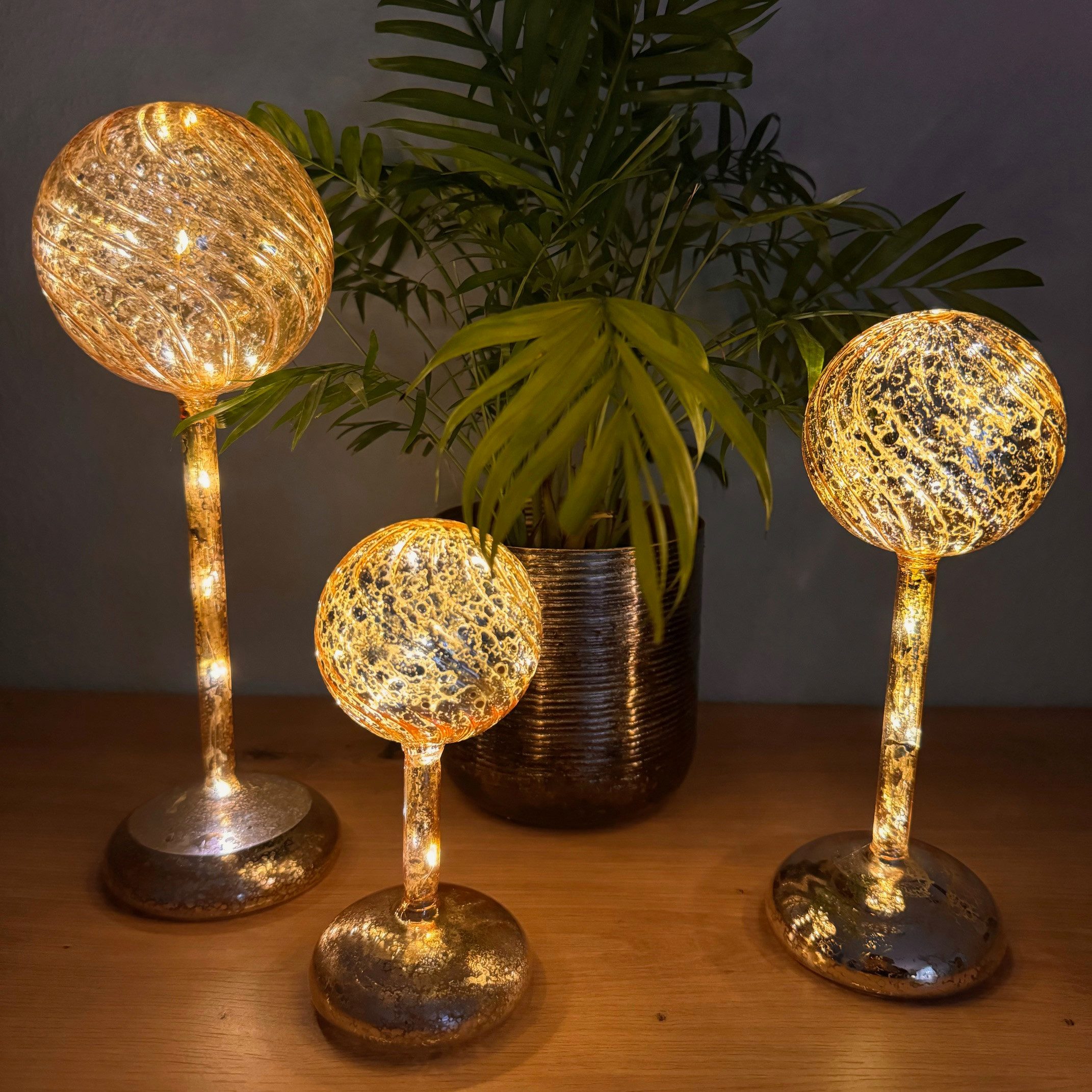 Online-Fuchs LED Dekolicht - 3 Glaskugeln mit Standfuß, LED-Lichterkette un günstig online kaufen