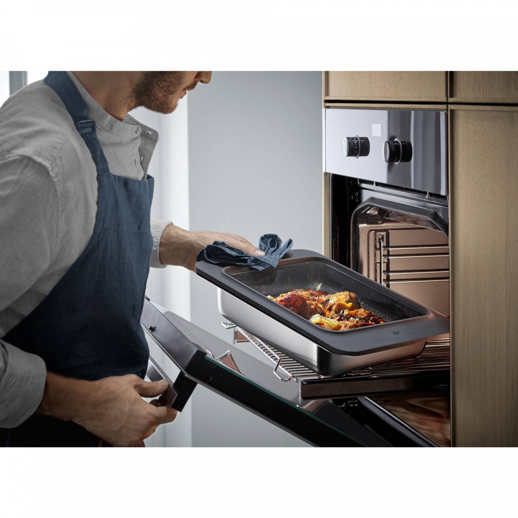 WMF Auflaufform Profi Resist Auflaufform, Größe M, 3-Schicht-Material: Innenseite Cromargan® Edelstahl rostfrei 18/10, im Kern Aluminium, Außenseite Chromstahl, (1-St), Mehrschichtmaterial beschichtet, Wabenstruktur