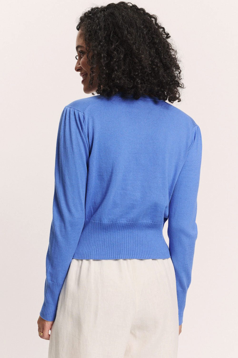 Tranquillo Strickjacke Damen Linaa aus Bio-Baumwolle Zierkante an V-Ausschnitt kurze Passform GOTS-zertifizierte Bio-Baumwolle, Rippbündchen – Bild 2 von 5
