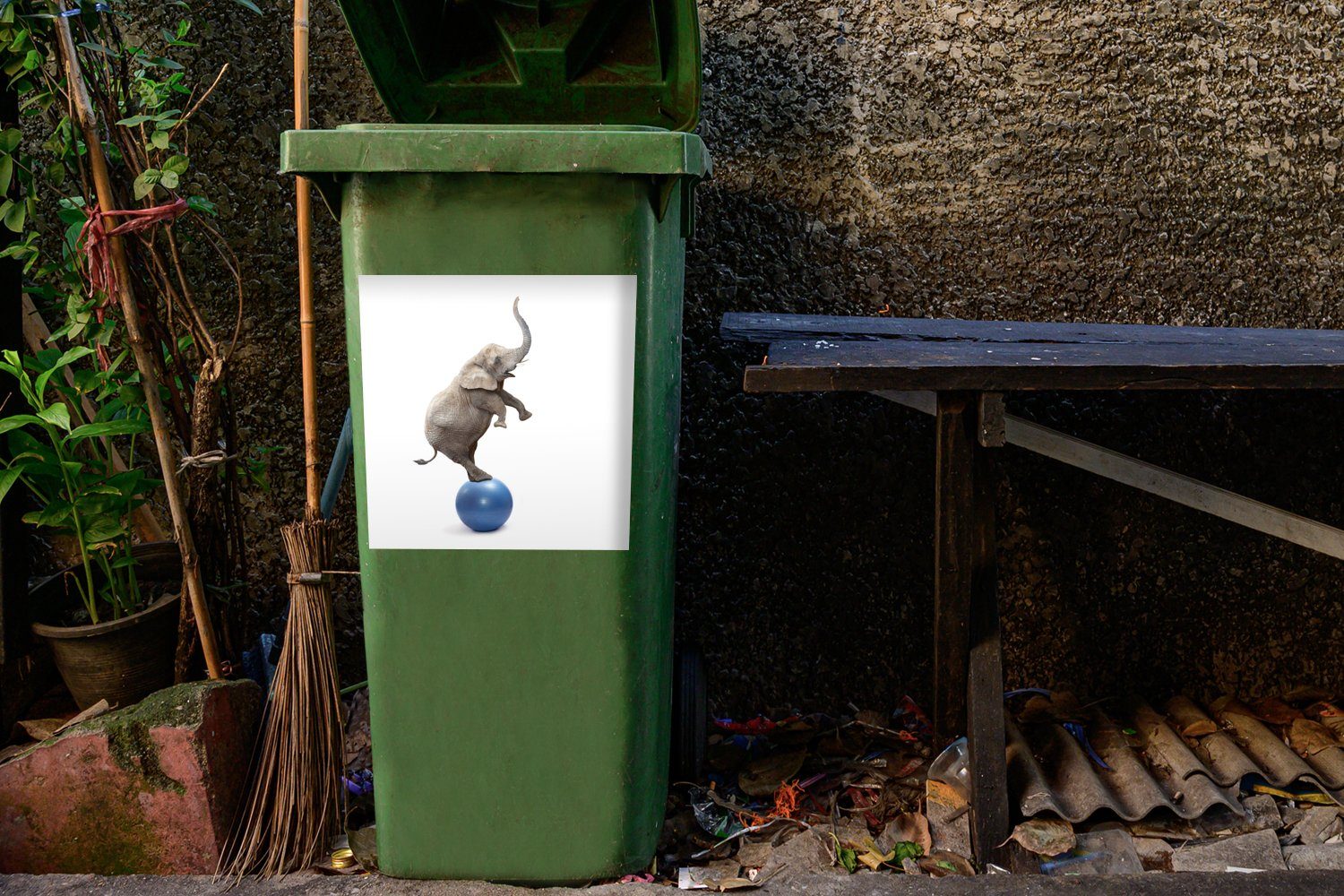 MuchoWow Wandsticker Elefant - Ball - Mülleimer-aufkleber, St), Blau (1 Container, Mülltonne, Sticker, - Abfalbehälter Weiß