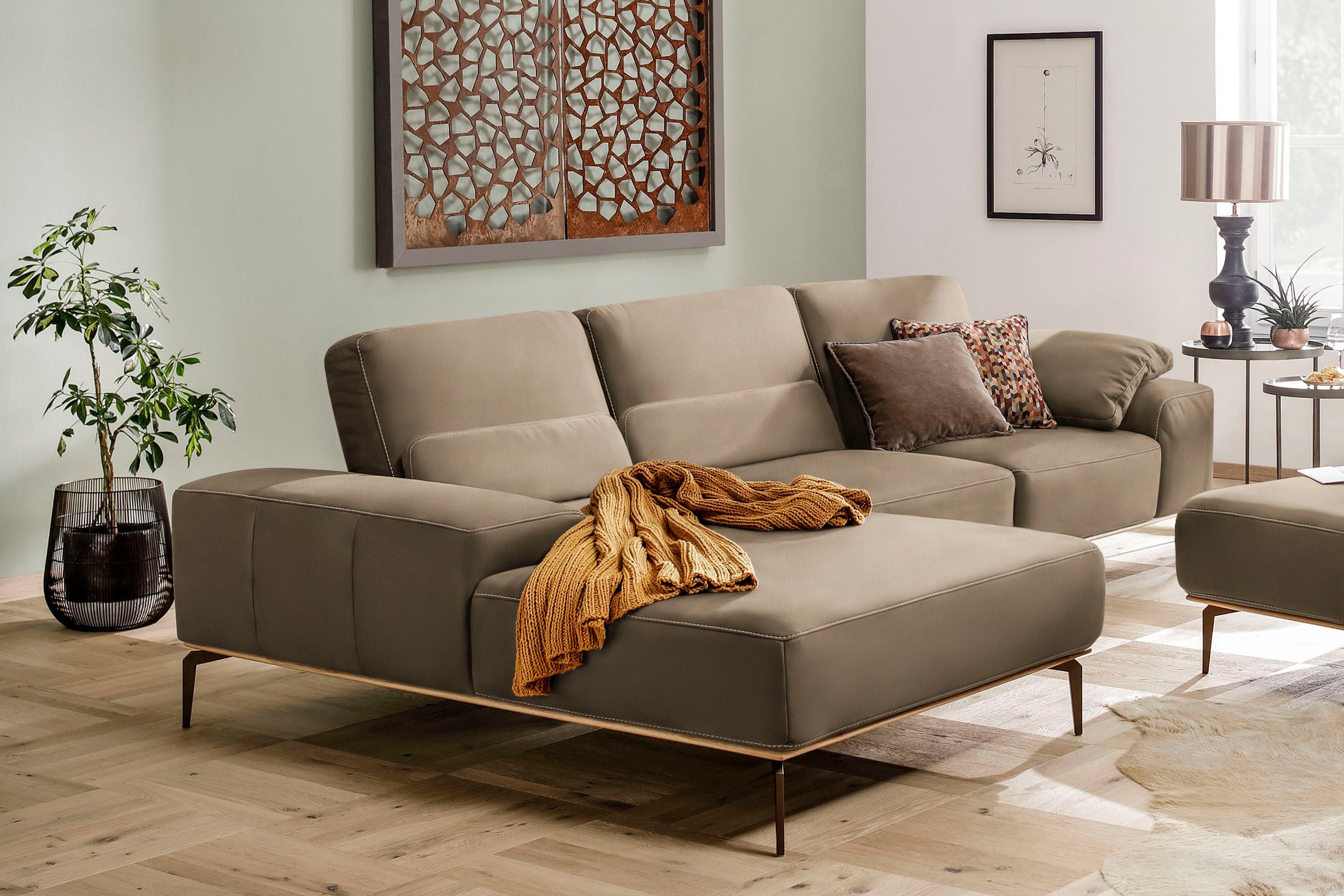 W.SCHILLIG Ecksofa run, Designsofa mit tollem Sitzkomfort, bequem, L-Form, mit Holzsockel, Füße in Bronze pulverbeschichtet, Breite 319 cm