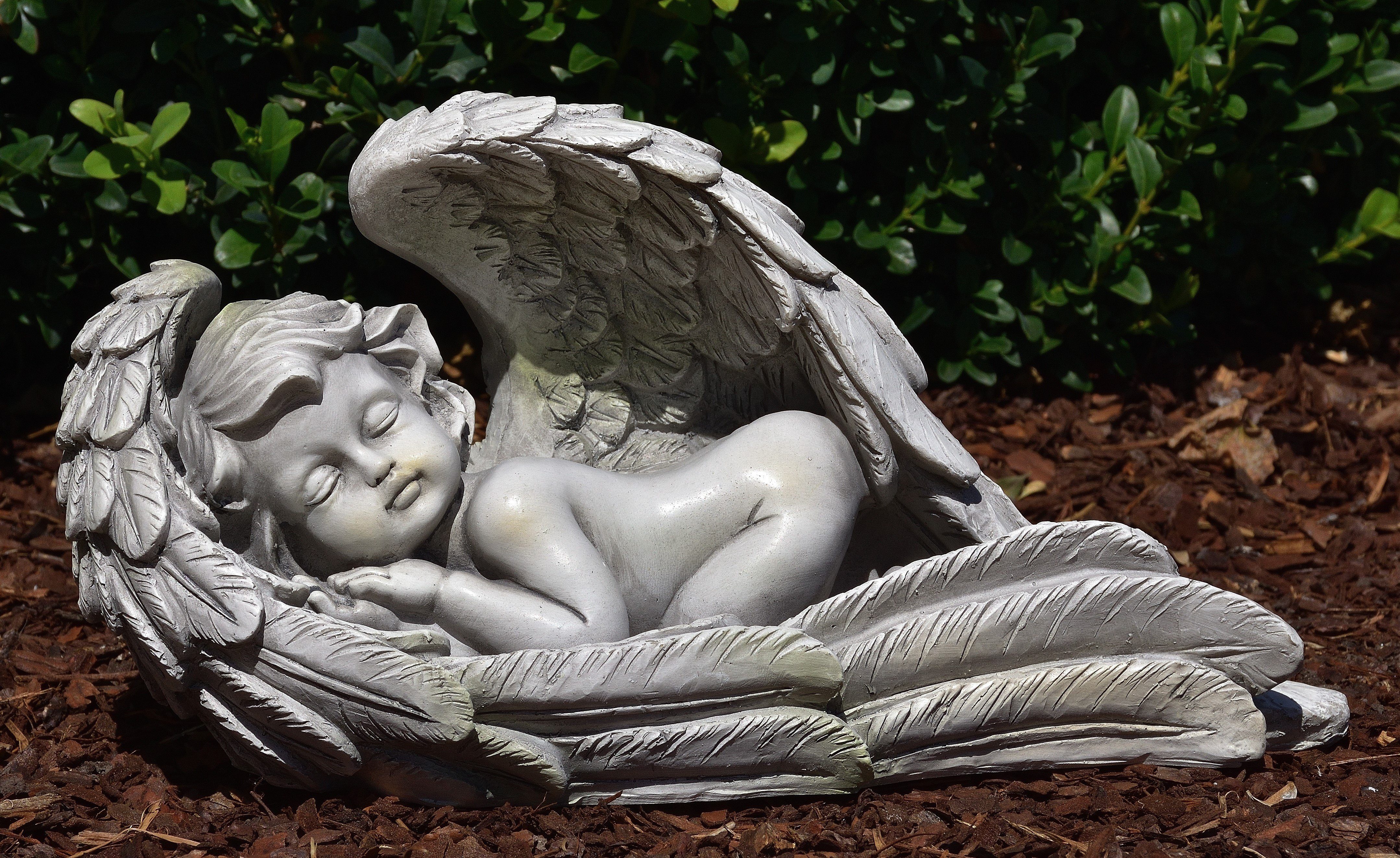MystiCalls Engelfigur Engel liegt im Flügel - Dekofigur Engelfigur Gartenfigur Allerheiligen Grabengel Garten Dekoration grau