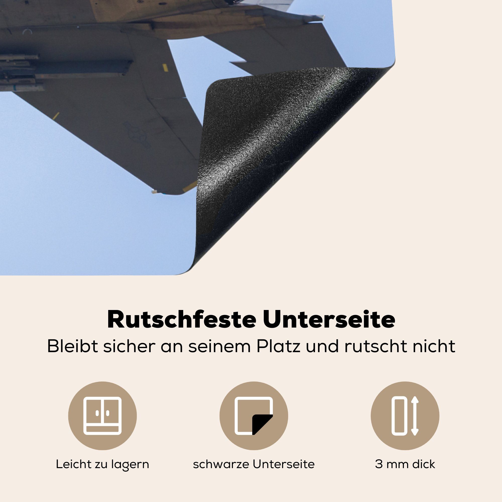 MuchoWow Herdblende-/Abdeckplatte Ein weißes Kampfflugzeug Ceranfeldabdeckung cm, 81x52 blauen (1 Vinyl, für Induktionskochfeld Himmel, küche, am die tlg), Schutz