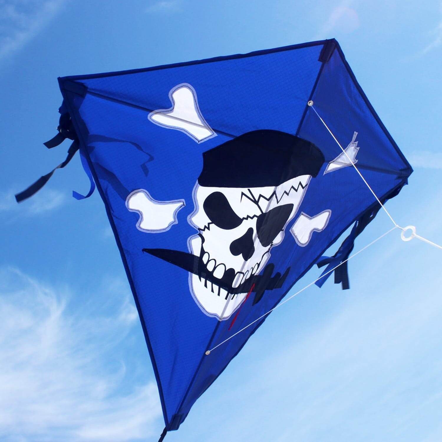 Wolkenstürmer Flug-Drache Kinderdrachen ab 3 Jahre Ready to Fly Outdoor Kite 75 cm, (Flugspielzeug Jungen Mädchen Rautendrachen mit Puschelschwanz, 1-tlg), Klassischer Kinderdrachen flugfertiger Eddy ab 3 Jahre mit Pirat