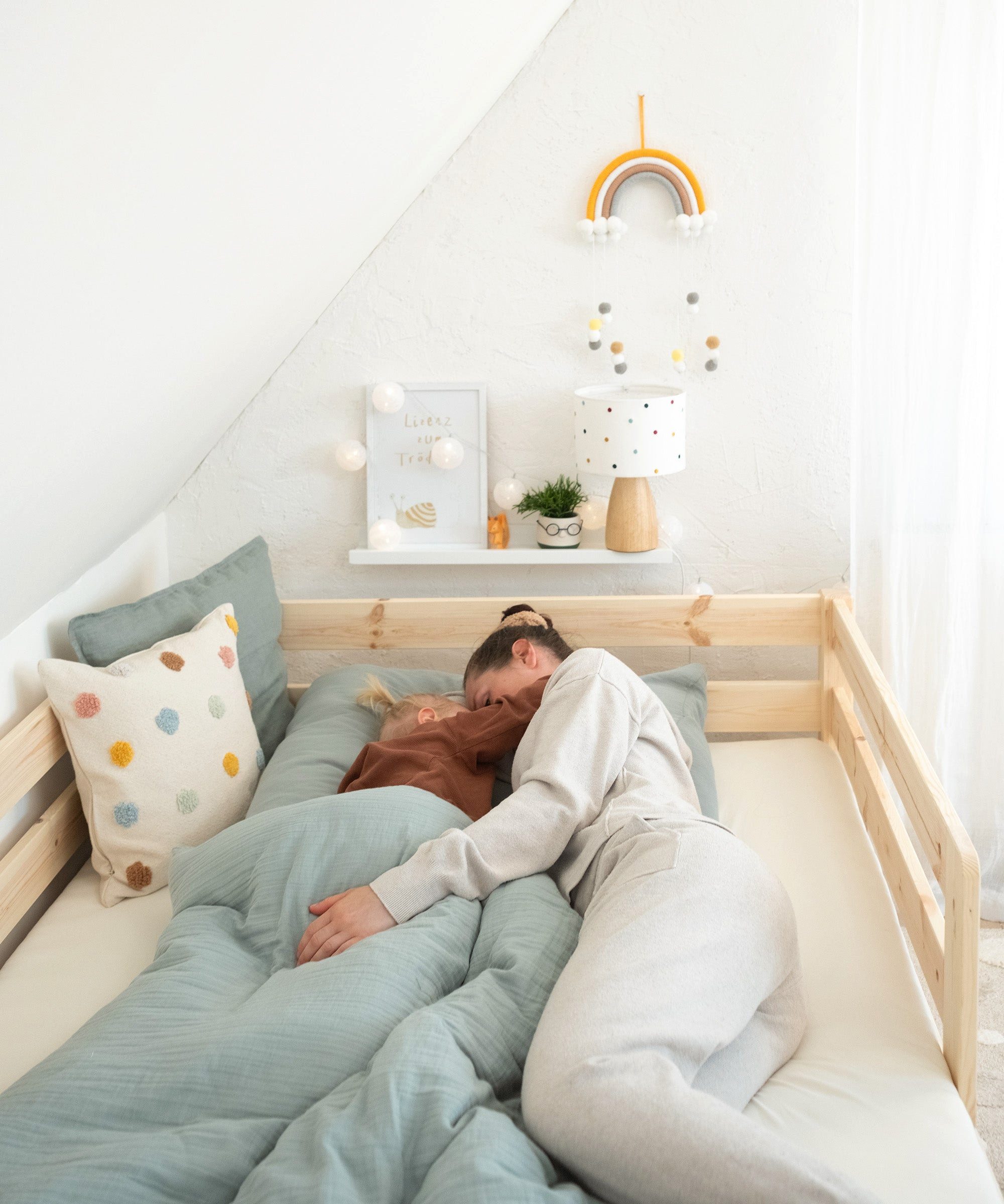 Ehrenkind Kinderbett Sona aus massivem Kiefernholz mit Rausfallschutz (Jugendbett kn weiß, Kinder Bett), Kinderbett 90x200 cm