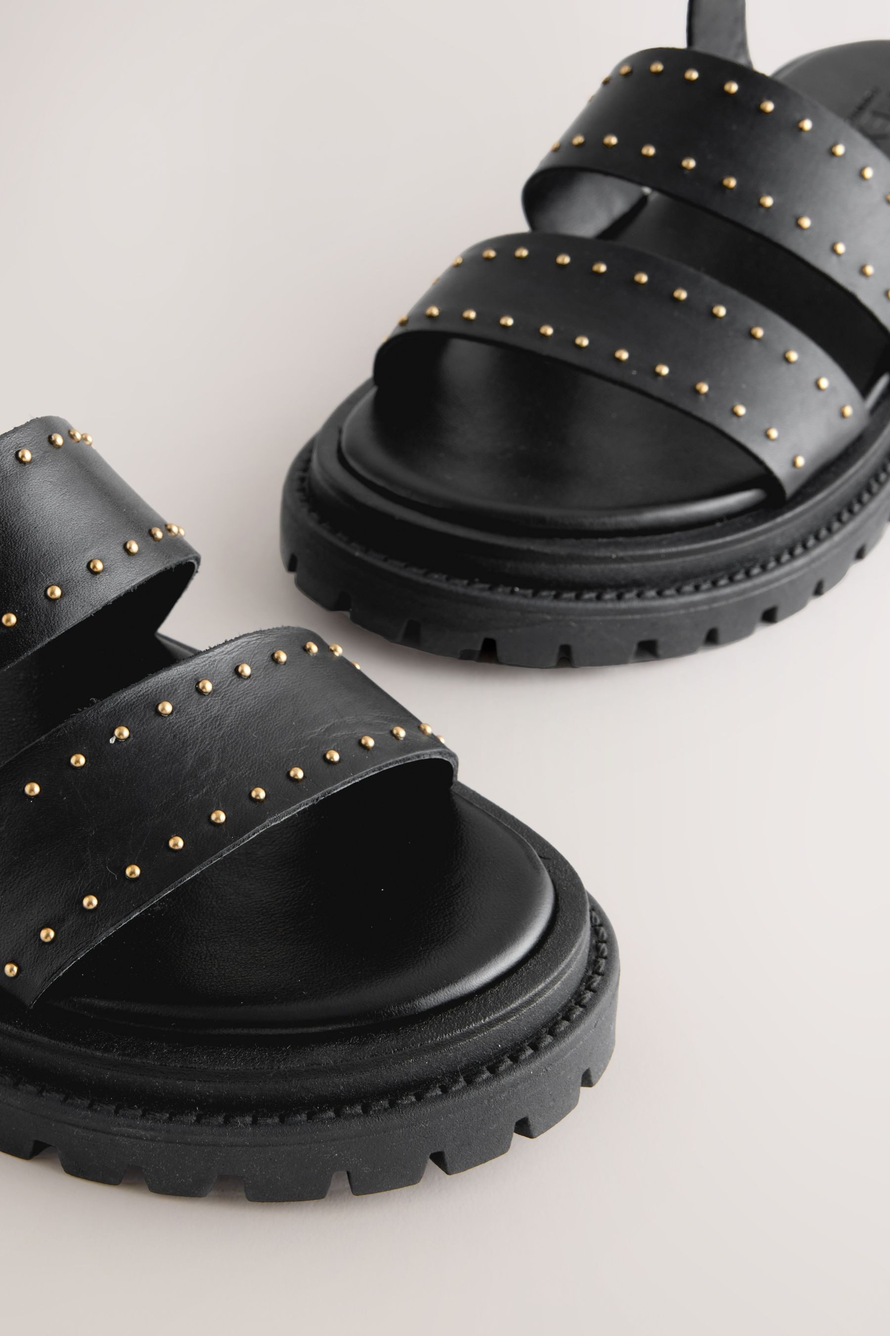 Next Forever Comfort® Klobige Sandaletten mit Nieten Keilsandalette