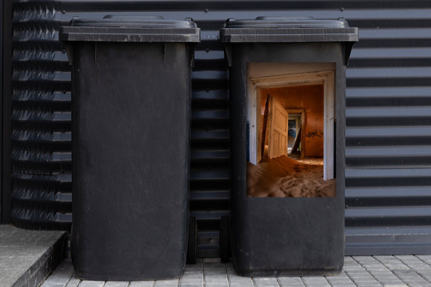 MuchoWow Wandsticker - Tür Haus Container, Sticker, St), Sand - - Mülleimer-aufkleber, Architektur (1 Mülltonne, Abfalbehälter