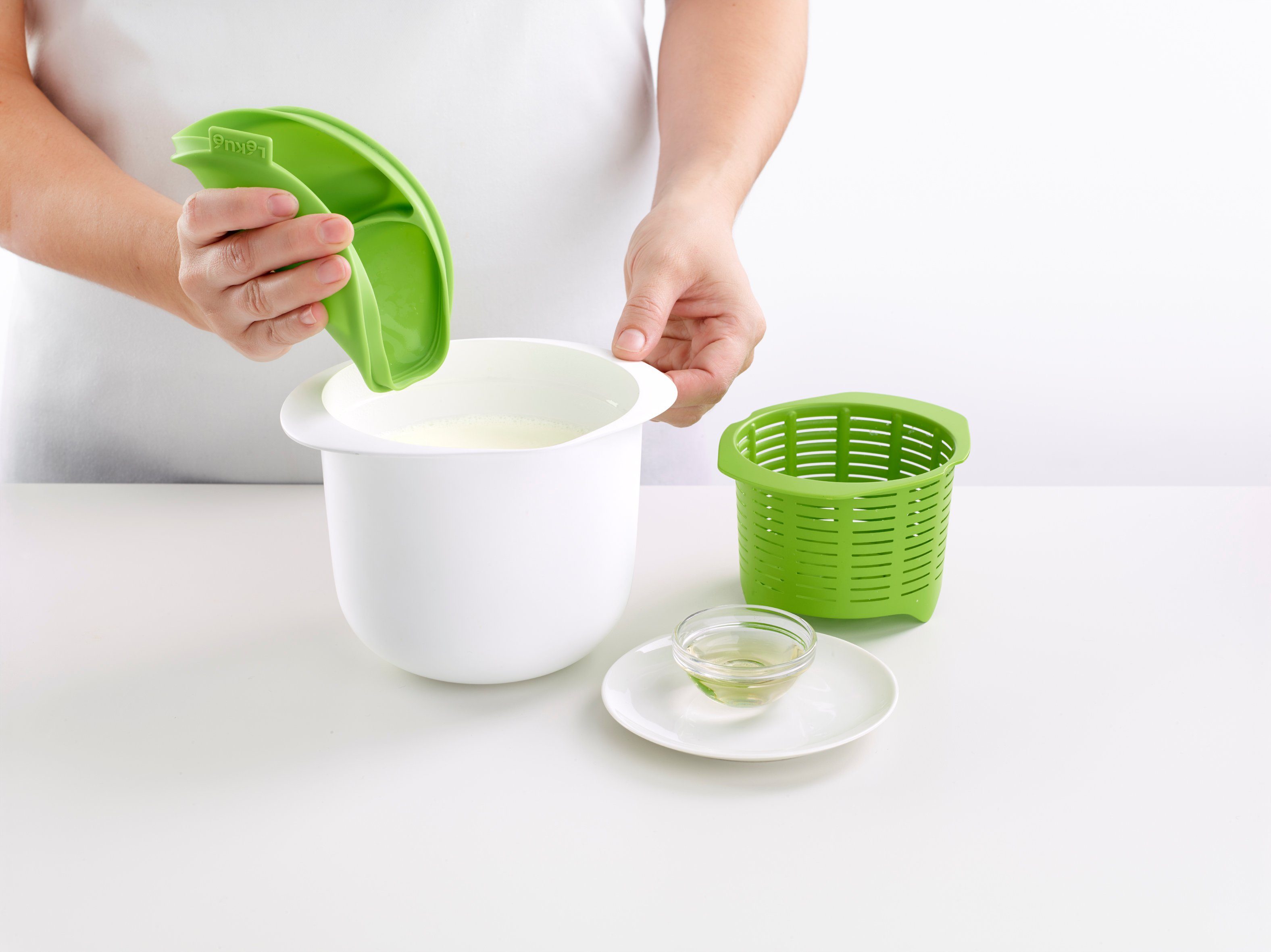 LEKUE Frischkäsebereiter Cheese Maker, Kunststoff/Platinsilikon, spülmaschinen- und mikrowellengeeignet