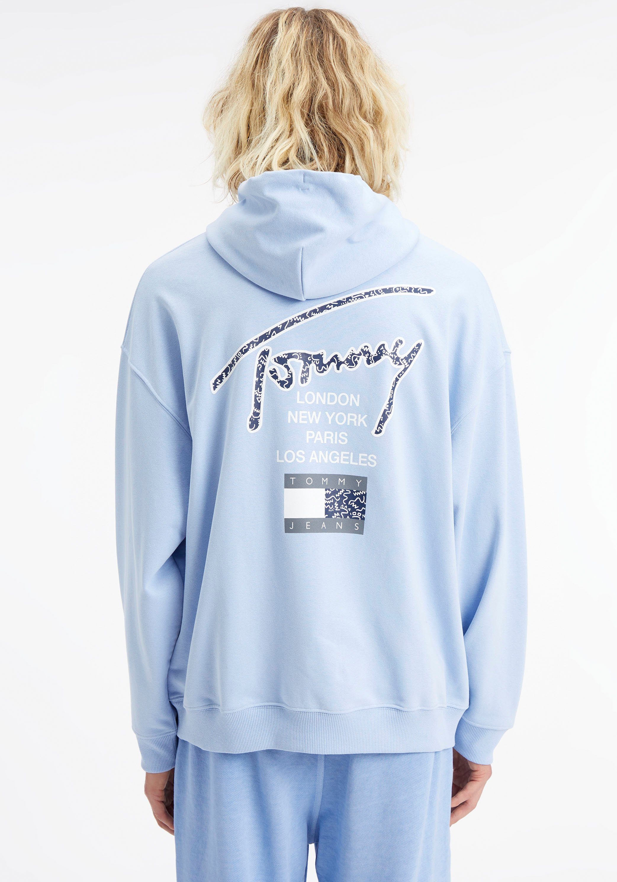 HOODIE Kapuzensweatshirt AOP OVZ Pearly Blue BACK mit Logodruck dem Tommy Jeans auf Rücken TJM