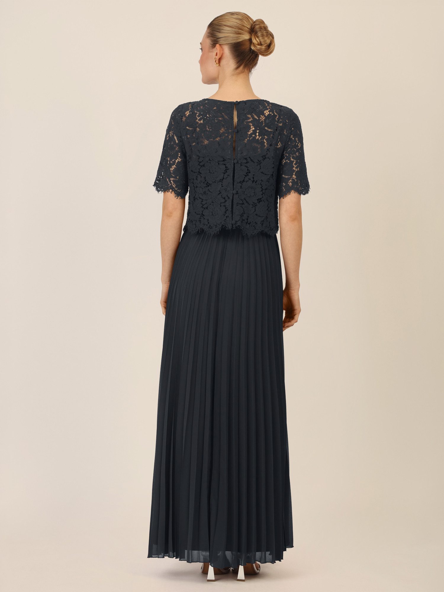 Apart Abendkleid mit Spitzenoberteil und Plisseerock