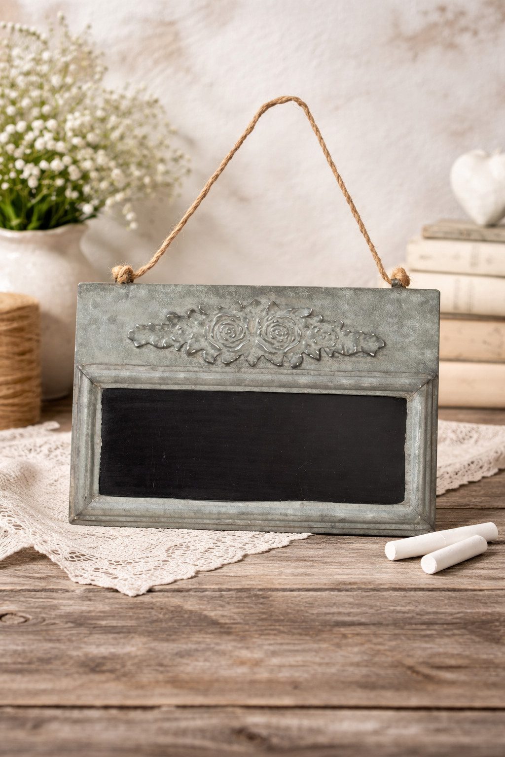 MarieAnn No.25 Memoboard Zinktafel Wandtafel mit Rosenmotiv und Juteaufhänger grau, Beschriftbare schwarze Tafelfläche