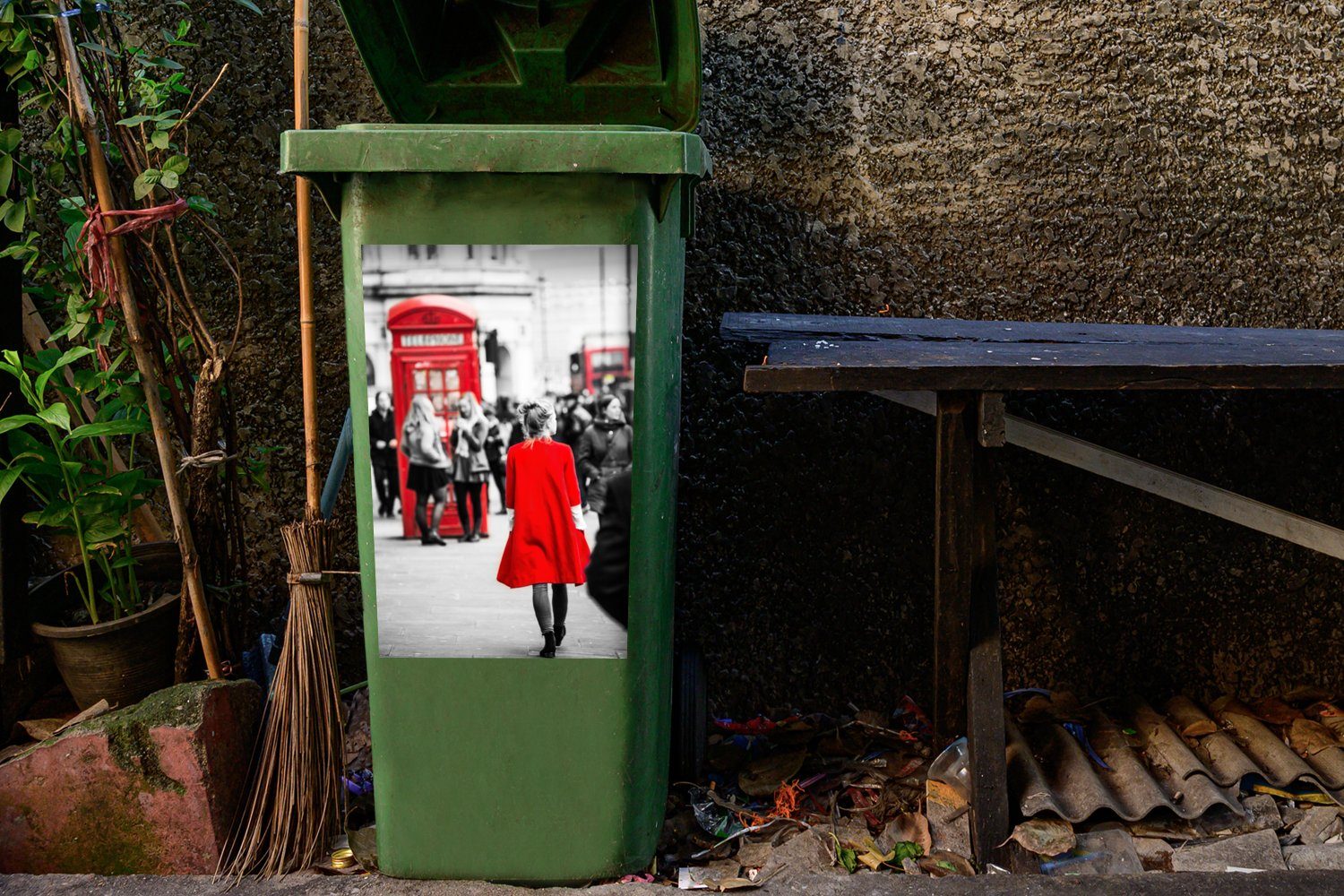 MuchoWow Wandsticker Schwarz-Weiß-Foto einer Frau roten Abfalbehälter Jacke, (1 durch St), Sticker, Container, Mülleimer-aufkleber, einer die die in Mülltonne