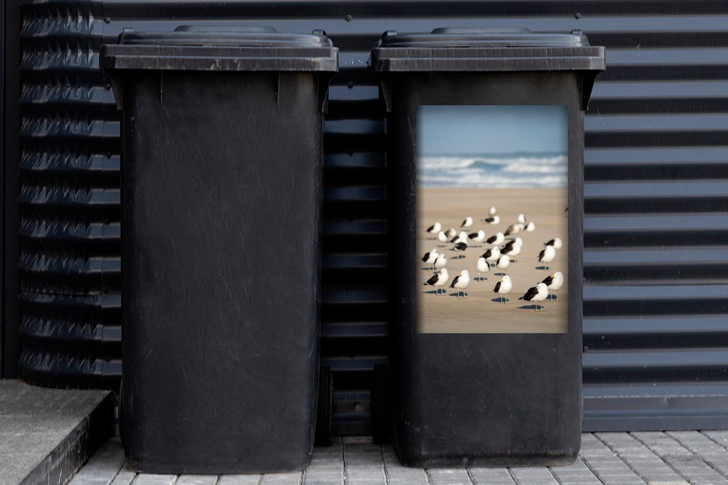 Mülltonne, Abfalbehälter Wandsticker von Meeres Mülleimer-aufkleber, Nähe Strand Mantelmöwen am Container, MuchoWow Eine Gruppe (1 der Sticker, des in St),
