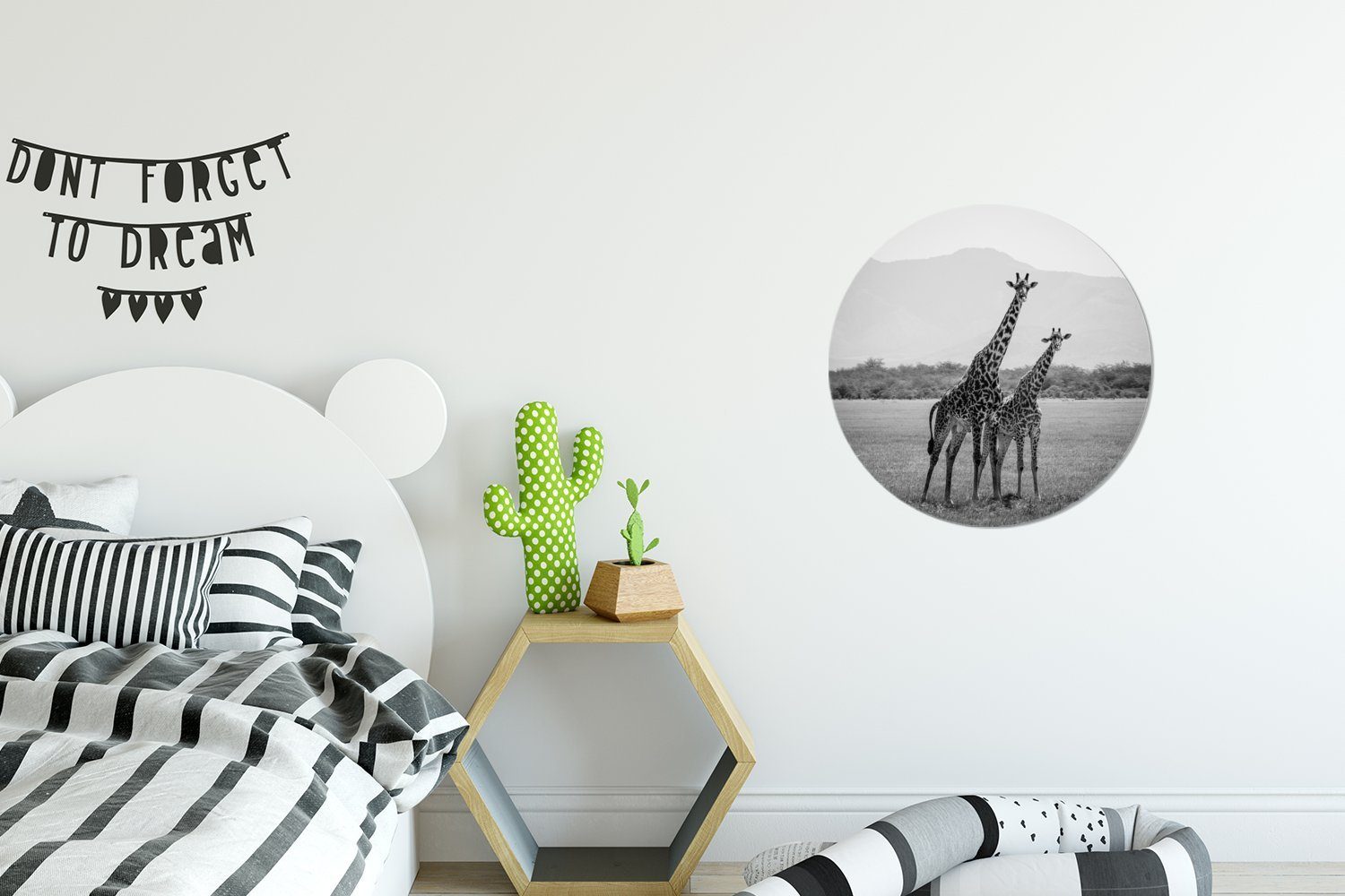 einem Wohnzimmer in Giraffen Rund, für stehen (1 Schwarz Feld Tapetenaufkleber, Weiß Wandsticker in Tapetenkreis Kinderzimmer, MuchoWow Zwei und St),
