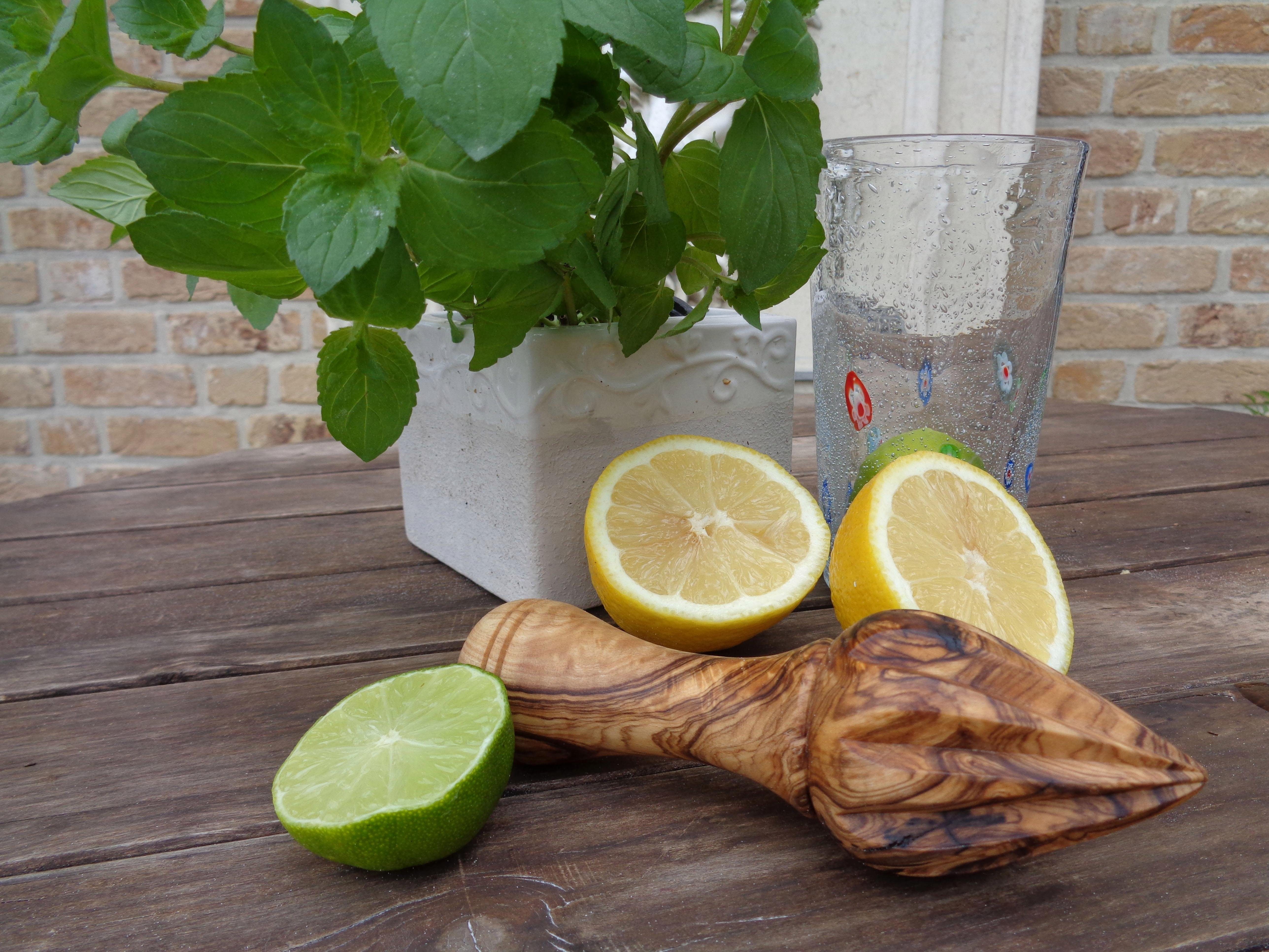 Olivenholz-erleben Kräutermühle und Zitronenpresse aus naturbelassenem Olivenholz manuell, (2 Stück), Mühle mit Funktion für grobes/feines Mahlen, Presse leicht zu nutzen