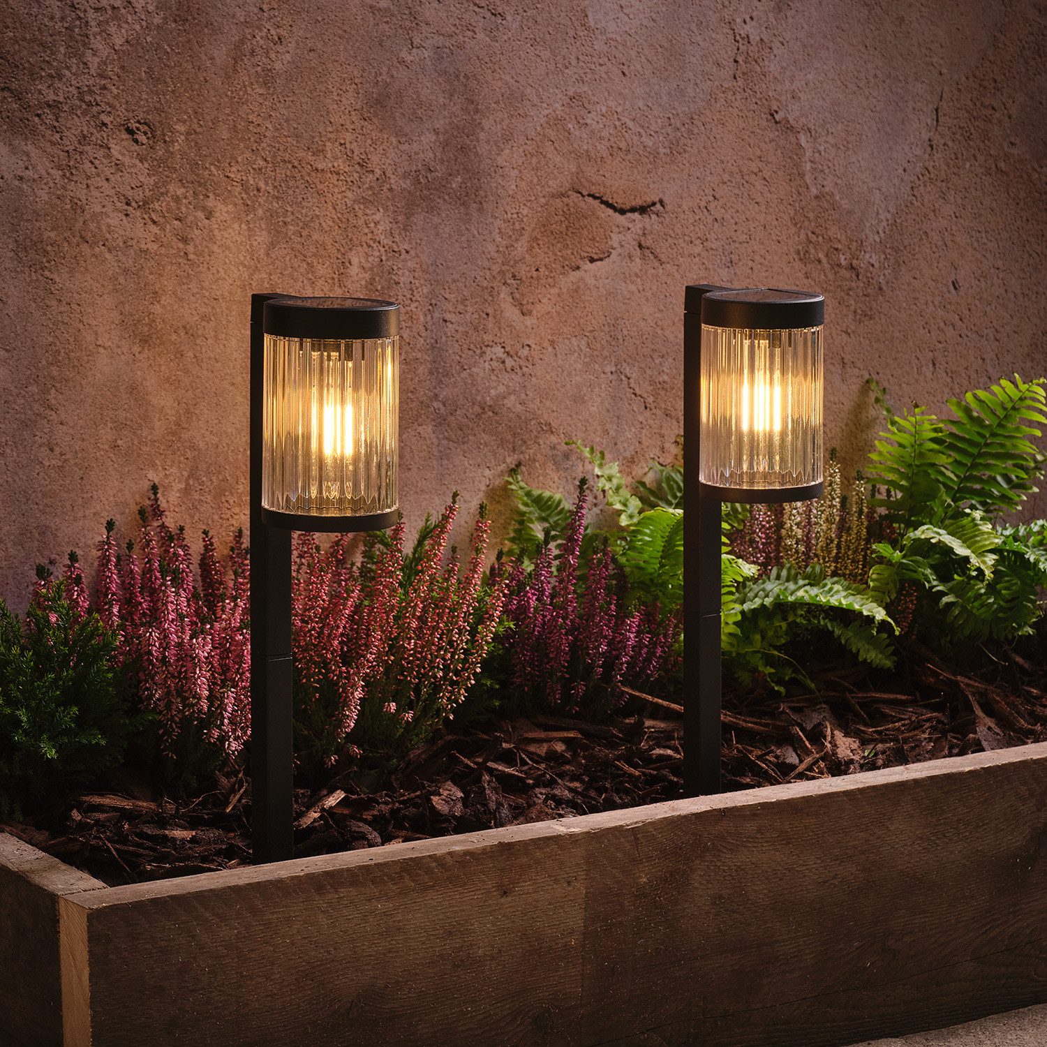 Lights4fun LED Gartenleuchte 2er Set Holkham Solar‑Wegleuchten mit Erdspieß in Riffeloptik, Warmwei