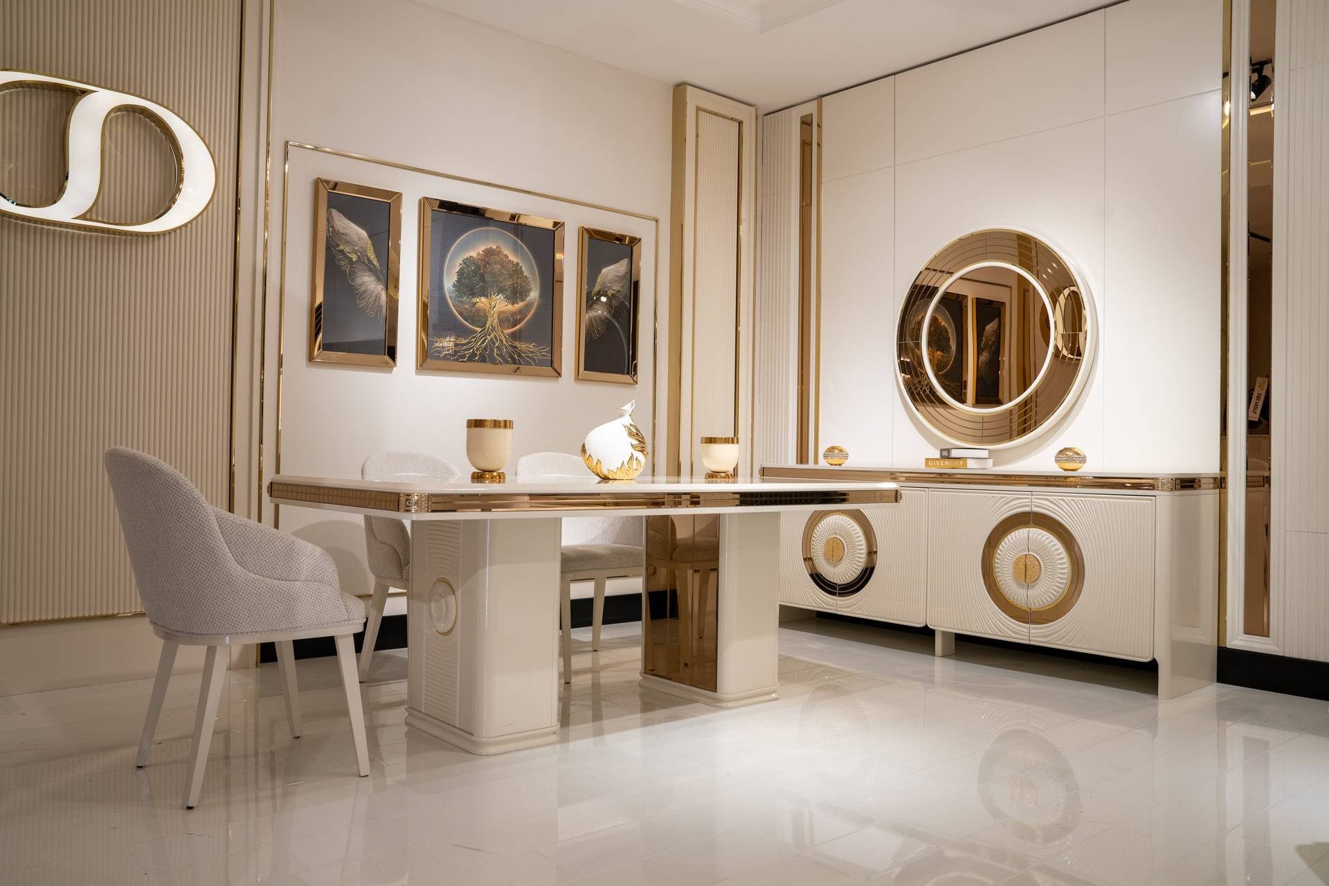 Esszimmer-Set Beiges Esszimmer Set mit Holz Tisch und stilvollen Stühlen