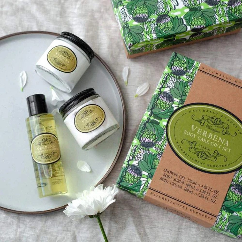 Somerset Toiletry Pflege-Geschenkset Naturally European Verbena Körperpflege-Set mit Duschgel, Peeling, Sheabutter, Avocado- und Kokosöl, Body Scrub Nuss-Schalenpulver