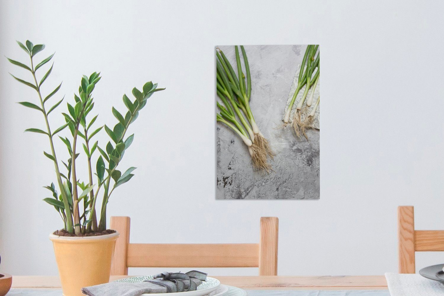 OneMillionCanvasses® Leinwandbild Eine Frühlingszwiebel fertig bespannt St), (1 grauem cm 20x30 Gemälde, auf Zackenaufhänger, inkl. Leinwandbild Hintergrund