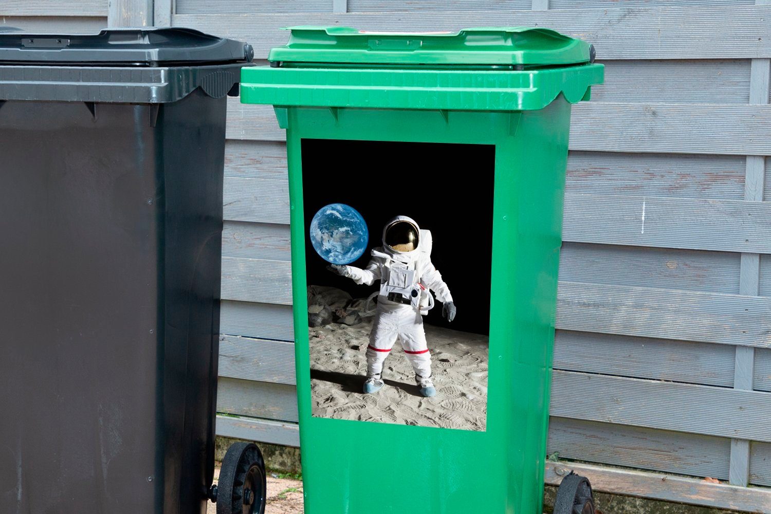 Abfalbehälter MuchoWow St), Container, Mülleimer-aufkleber, - - Astronaut Sticker, Mond Erde (1 Mülltonne, Wandsticker