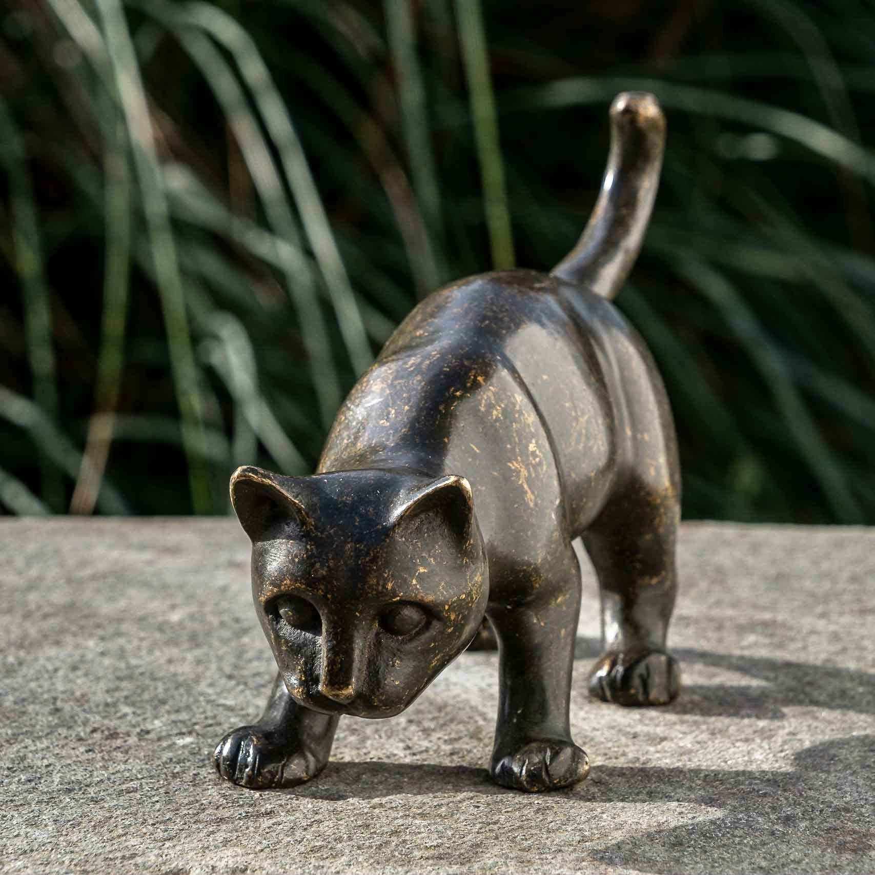IDYL Gartenfigur IDYL Bronze-Skulptur Katze, Bronze – sehr robust – Langlebig – witterungsbeständig gegen Frost, Regen und UV-Strahlung. Die Modelle werden in Wachsausschmelzverfahren in Bronze gegossen und von Hand patiniert.