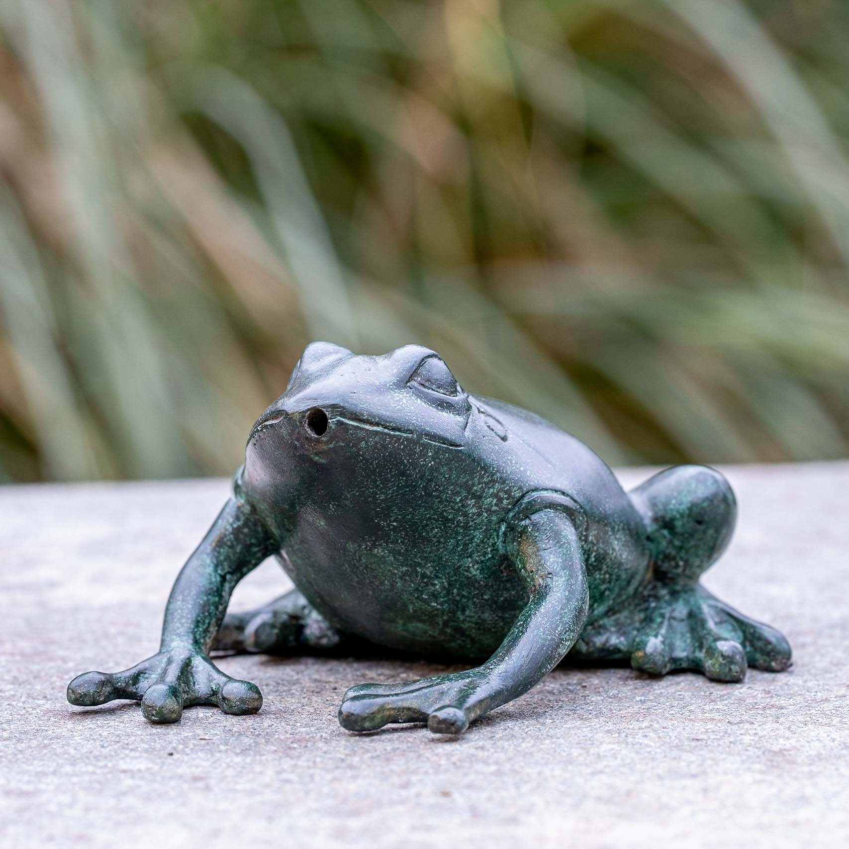 IDYL Bronze Frosch Gartenfigur Grüner Wasserspeiend, Bronze-Skulptur IDYL