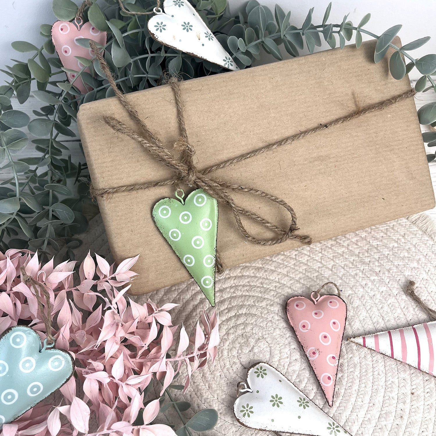 Logbuch-Verlag Dekofigur 12 Frühling Deko Herzen 8 cm Pastell rosa grün Hängedeko