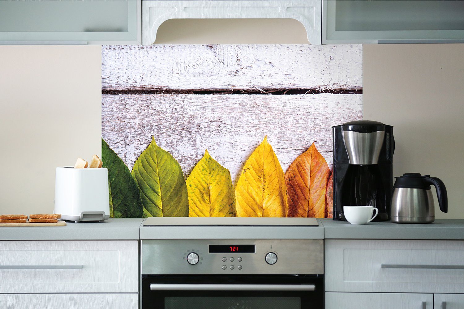 Bunte Küchenrückwand hellem Holz, (1-tlg) auf Wallario Herbstblätter