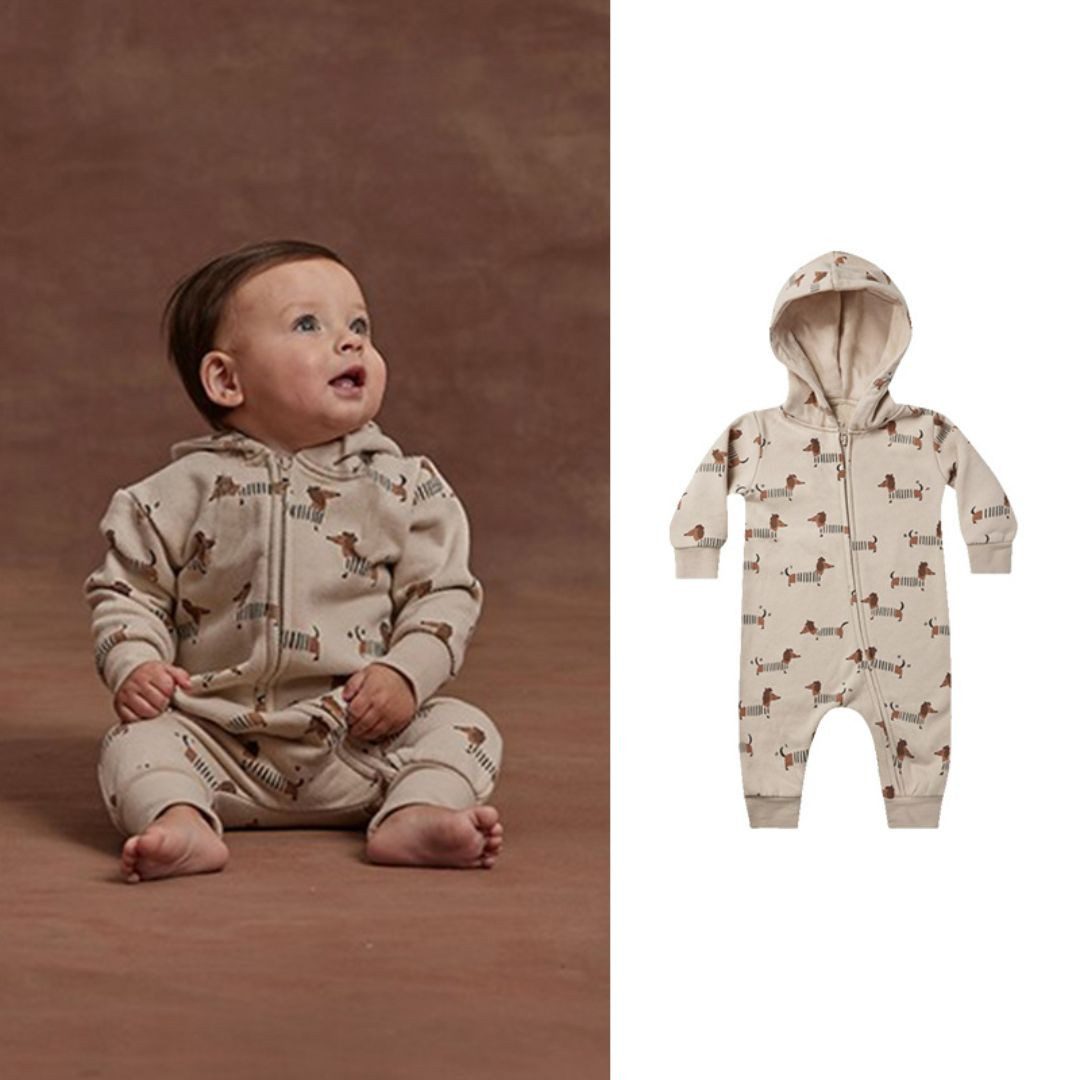 suebidou Overall Witziger Baby & Kleinkind Overall mit Dackel Allover Print beige bequem und weich, modisch