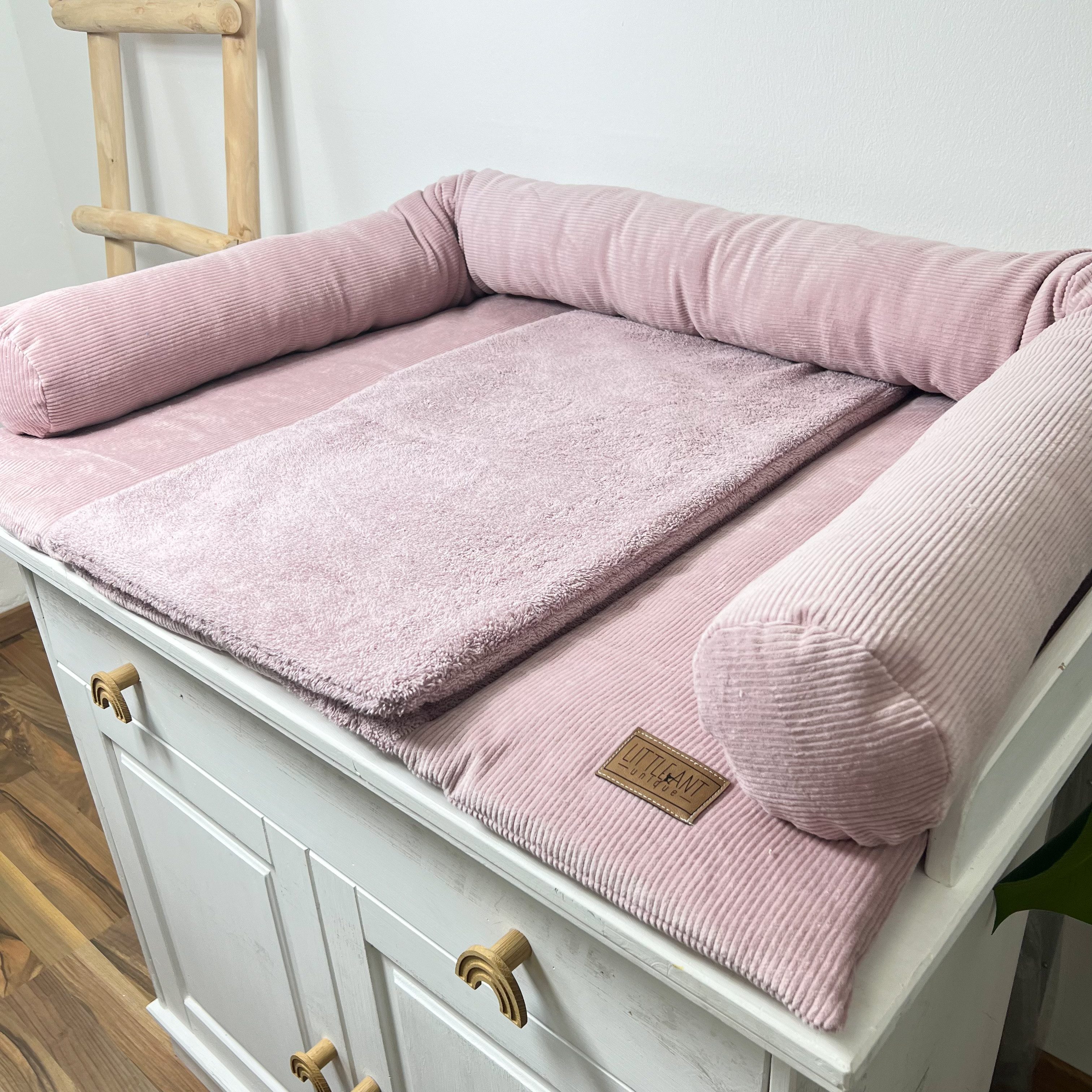 LittleANTunique Nestchenschlange Wickeltischumrandung I Bettschlange Cord rosa I Babybettumrandung, kuschelig weich, Schutz vor harten Kanten oder Gitterstäben