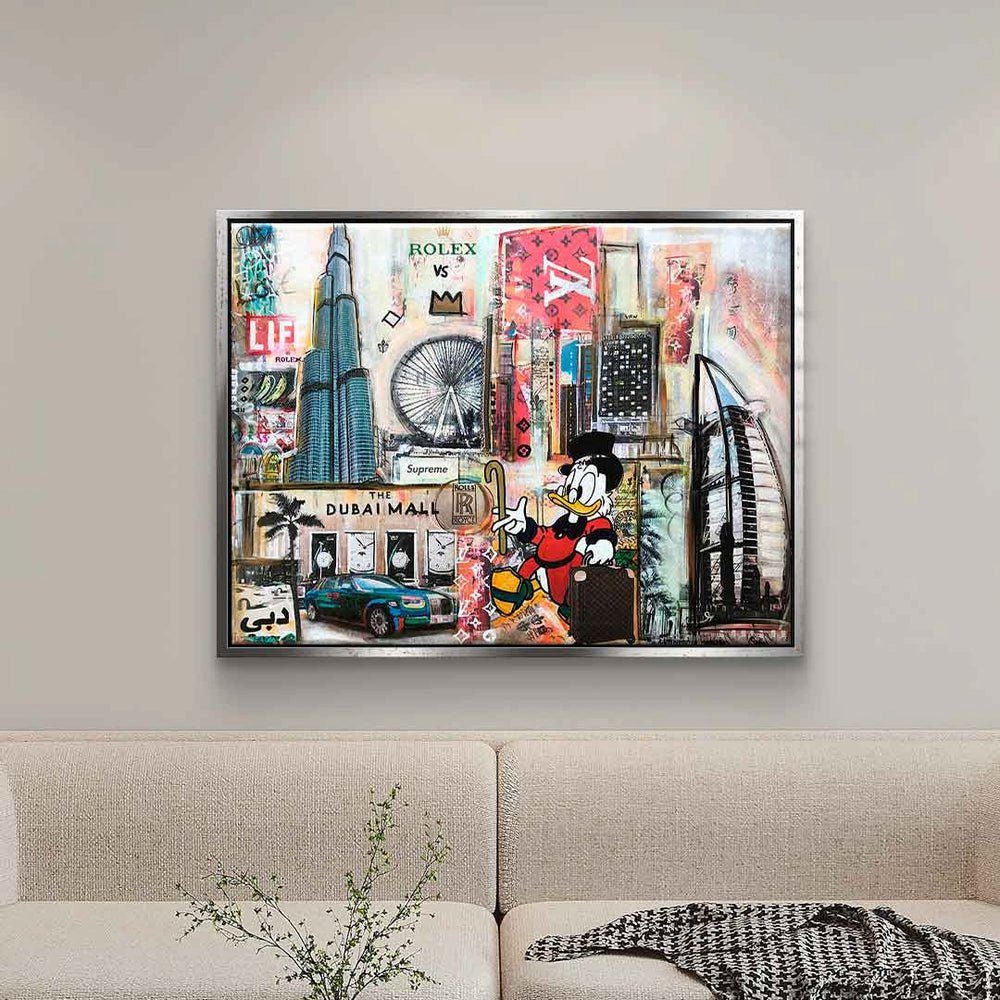 Pop Collage in Skyline Art DOTCOMCANVAS® Dagobert Leinwandbild Leinwandbild Dubai, Dubai Comic Dagobert goldener Duck quer Rahmen