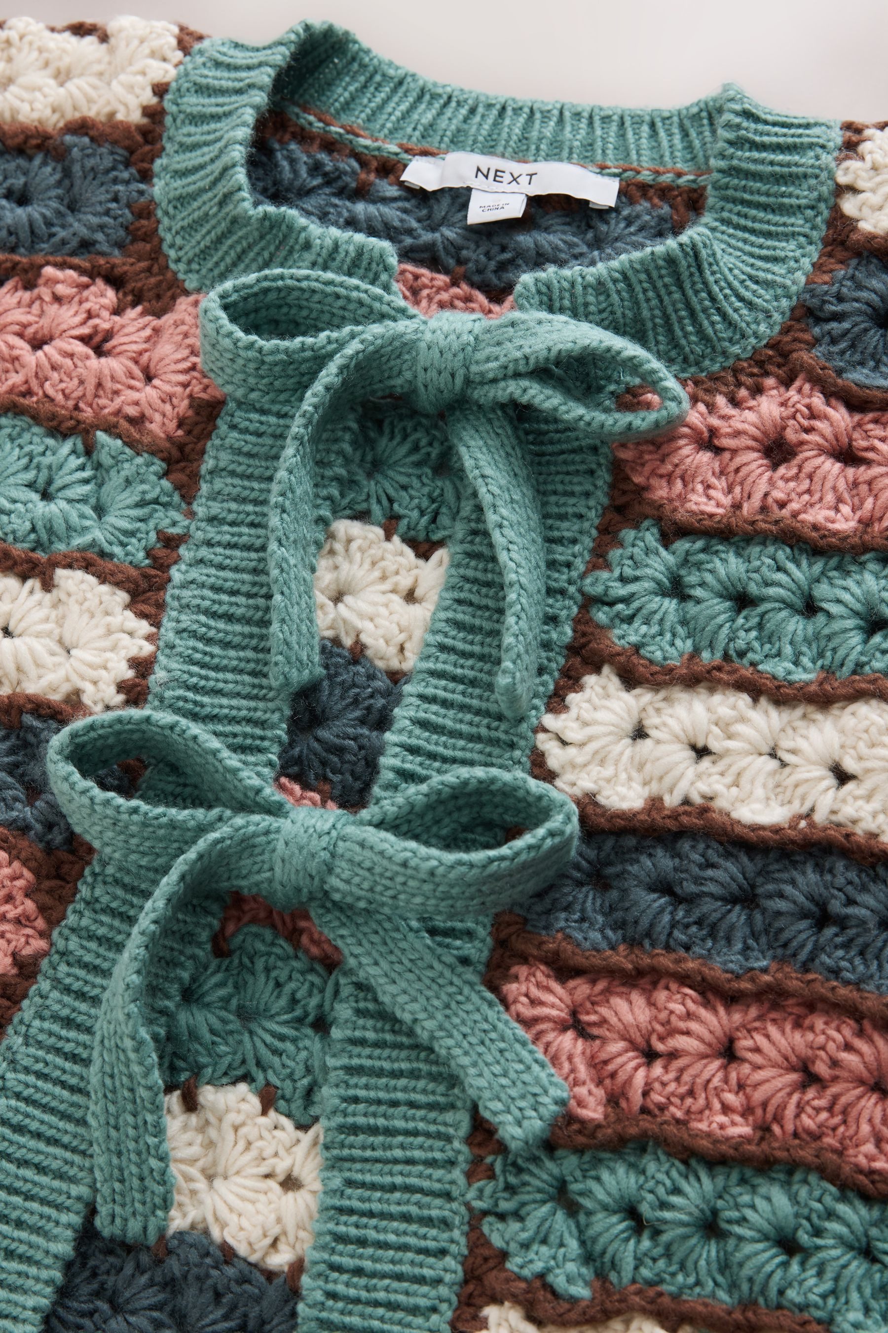 Next Strickjacke Von Hand gestrickte Strickjacke mit Bindedetail (1-tlg)