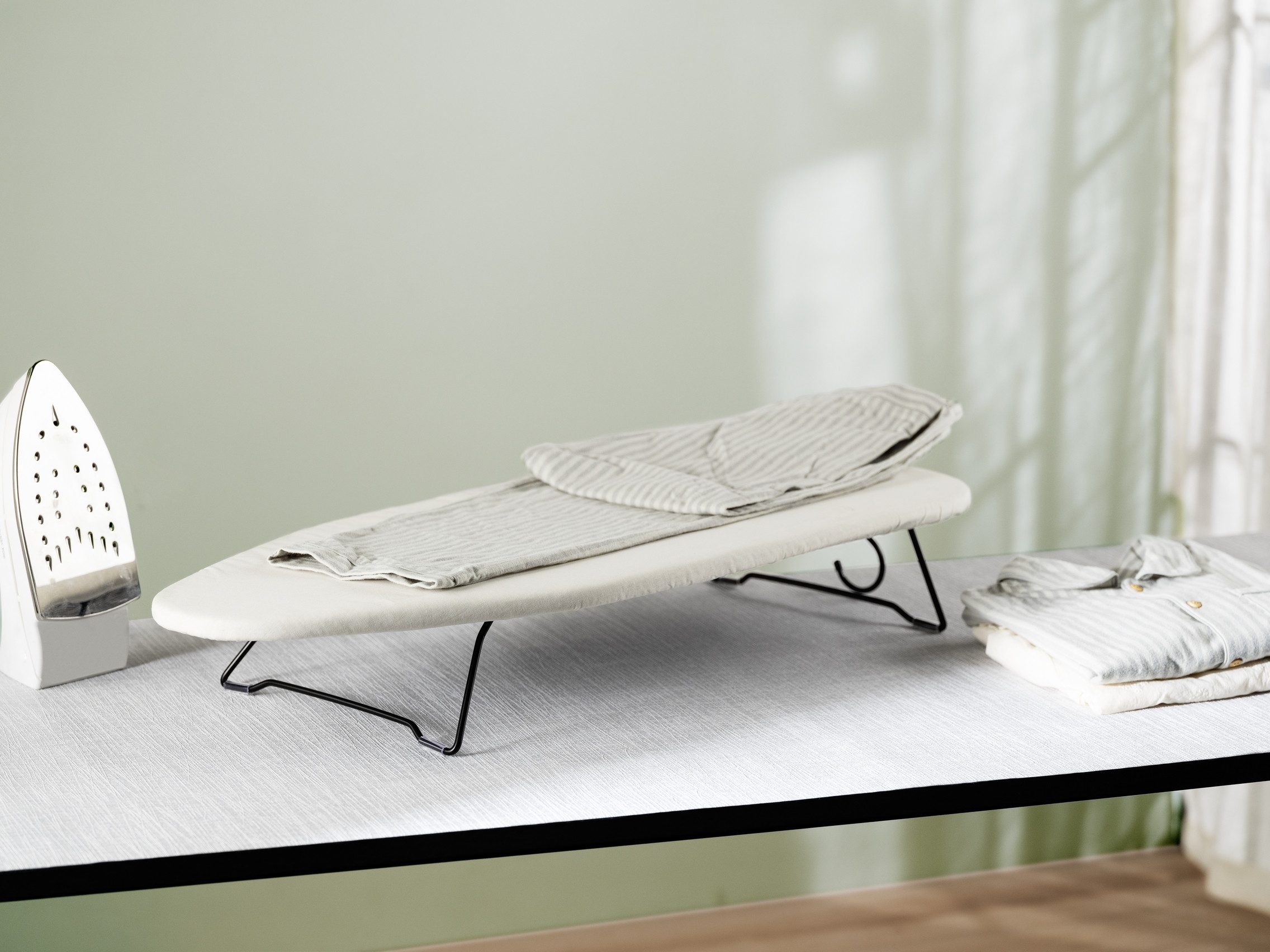 WENKO Tischbügelbrett Modell Leona, Bügelfläche 77x31 cm, platzsparend verstaubar, inkl. Aufhängung