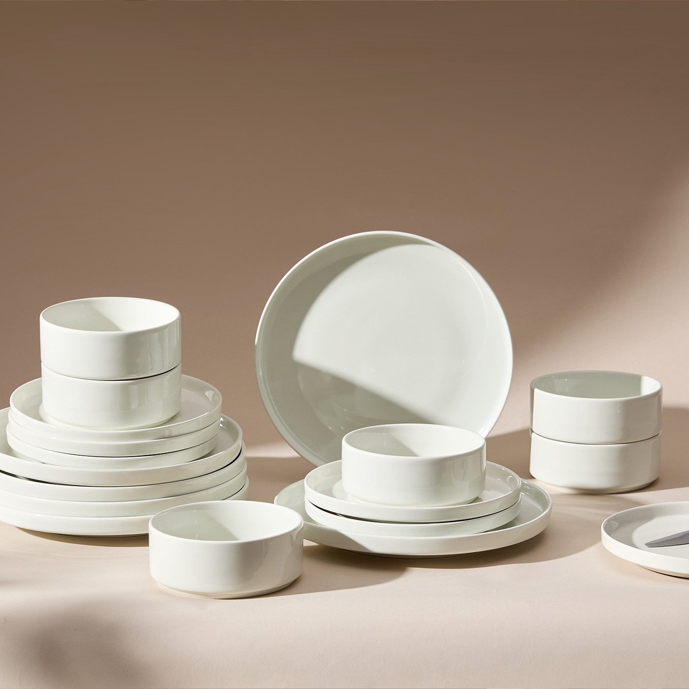 JIWOO Geschirr-Set 18er Tafelservice TellerSet Kombiservice Schüssel Speiseteller Set (18-tlg), 6 Personen, Keramik, Hochwertiges Keramik Geschirr Set Weiß Mikrowellen spülmaschinenfest
