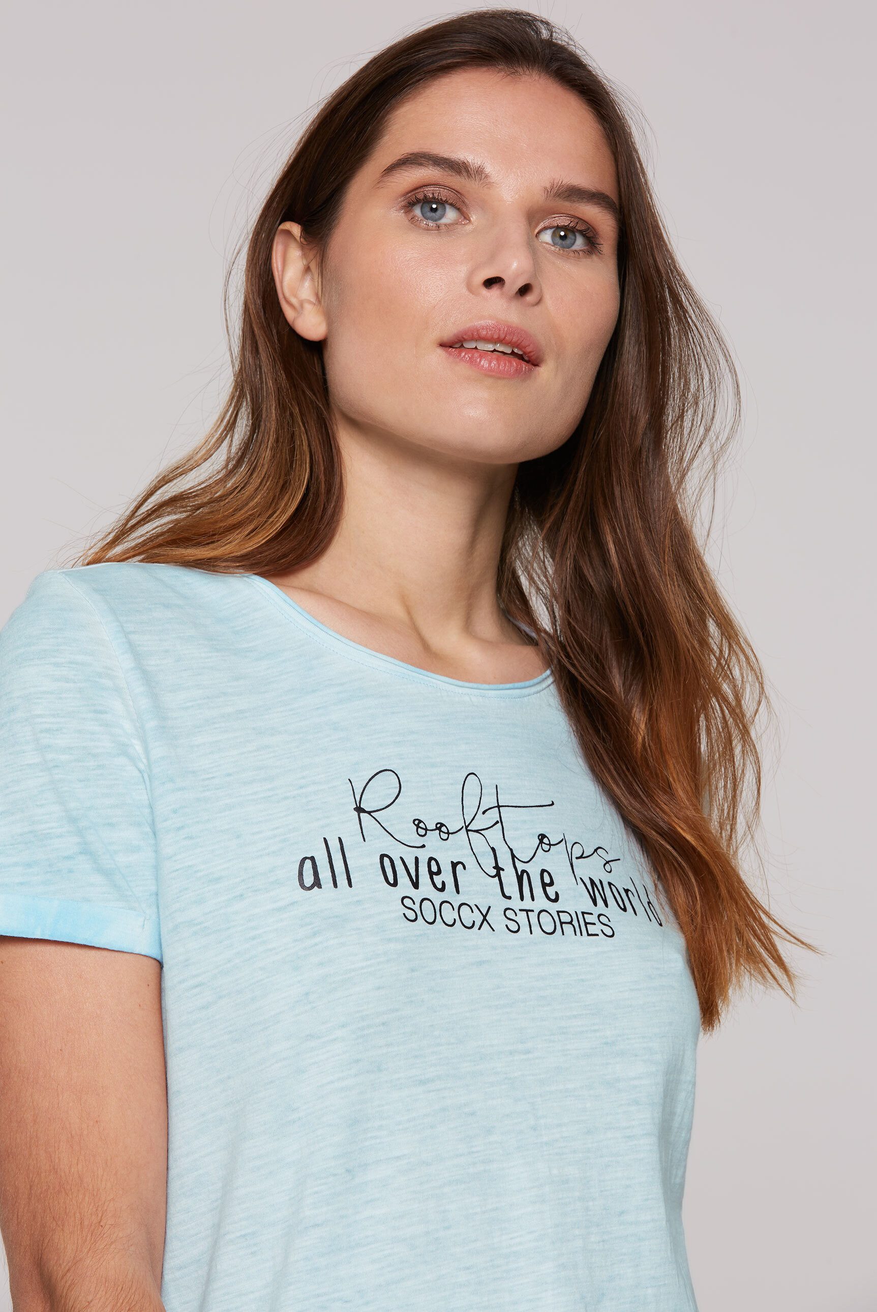 SOCCX Rundhalsshirt mit offenen Kanten